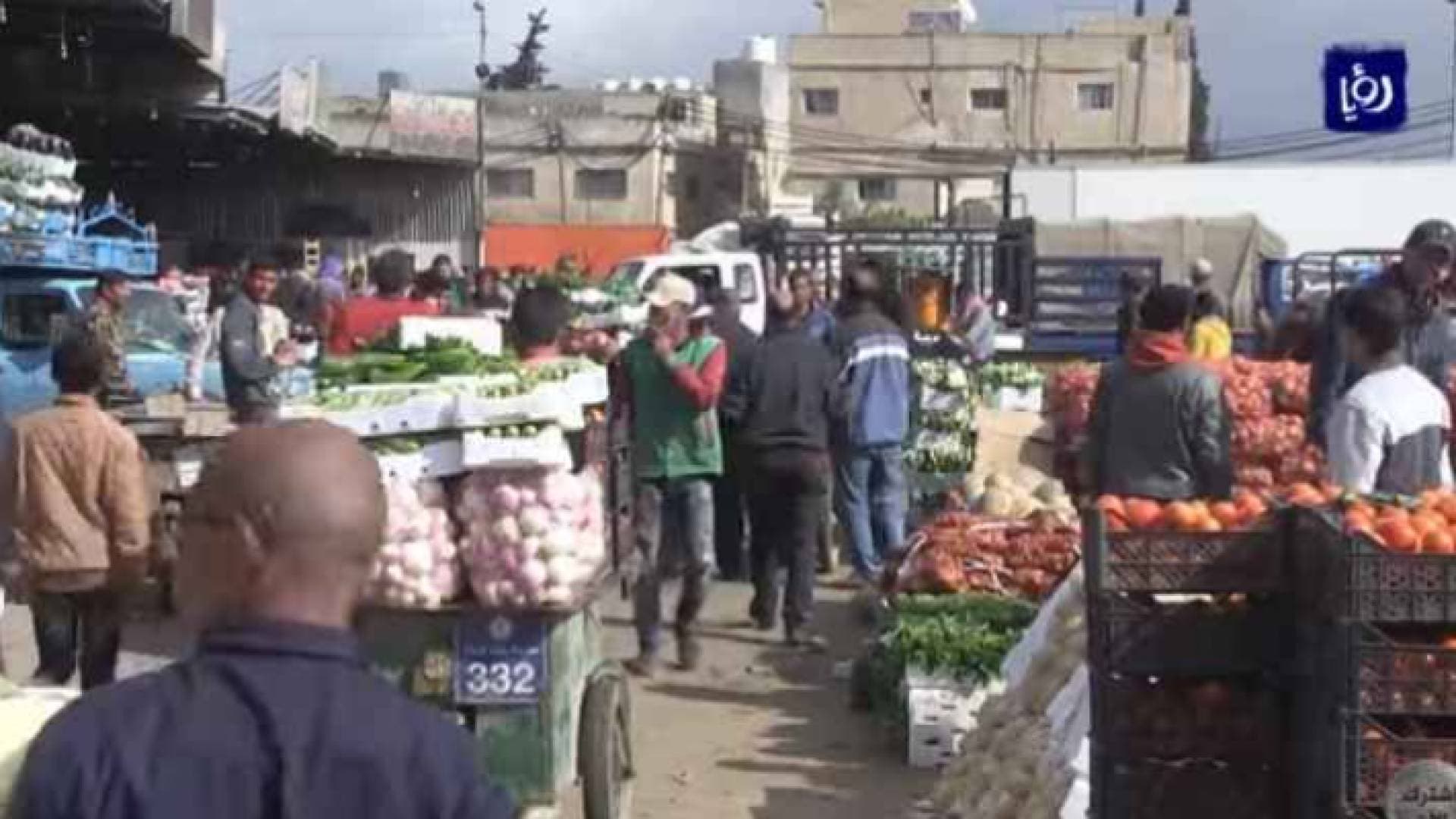 العمل: ضبط ٩١ عاملا وافدا يعملون بمهنة نقل الخضار بالعربات الصغيرة