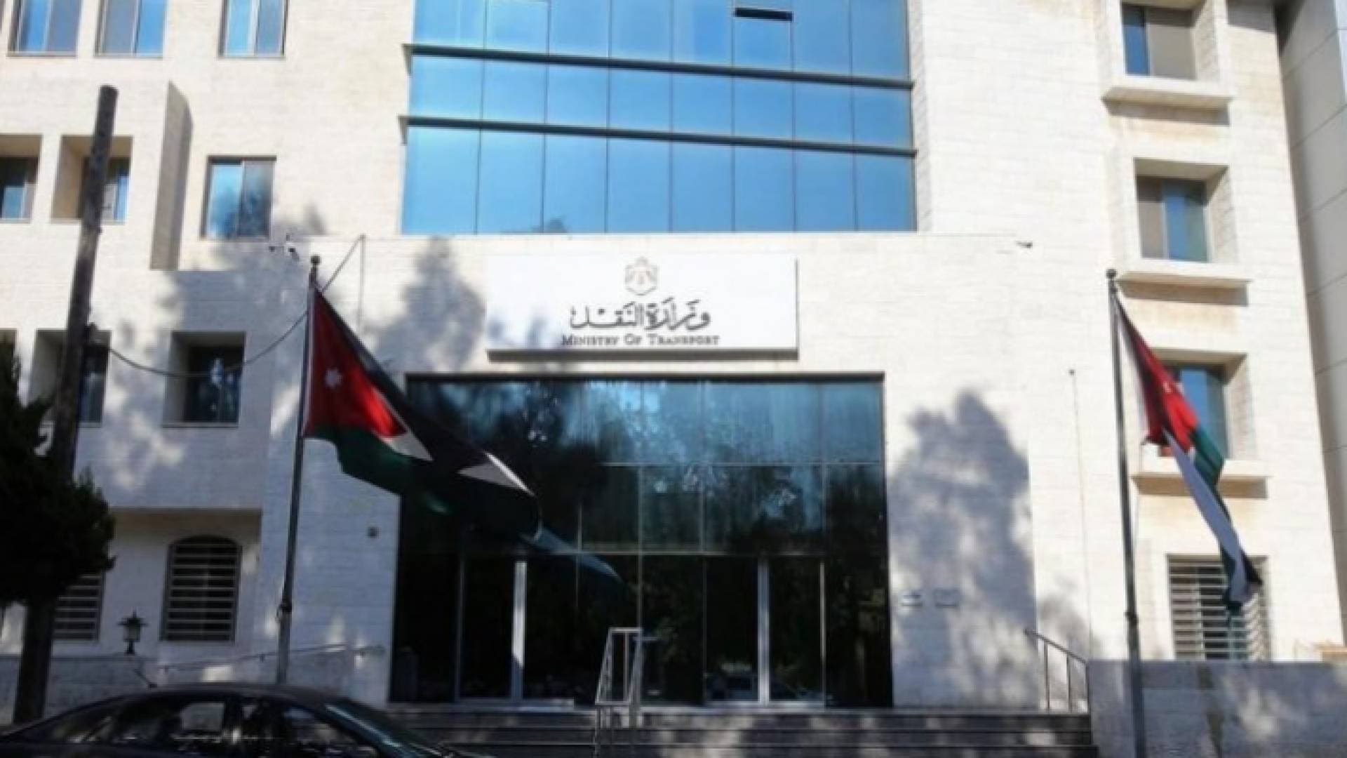 النقل: منع تسجيل أو ترخيص المركبات الحكومية دون أجهزة تتبع إلكتروني