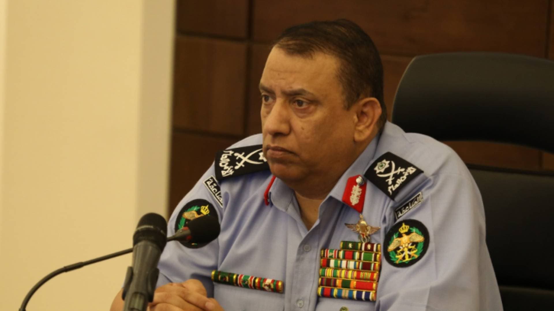 مدير الأمن يأمر بحبس أحد سائقي الأمن العام لاصطفافه بصورة مخالفة في شارع عام