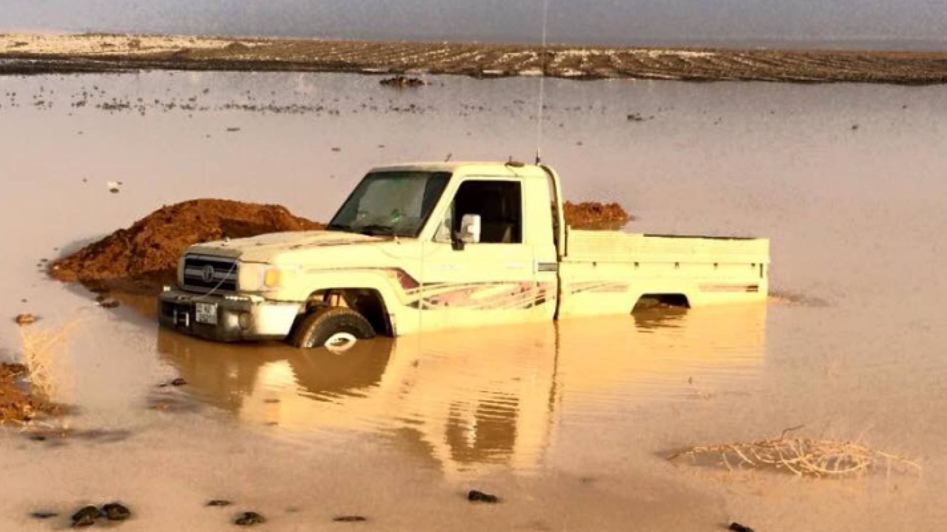 السيول تجرف مركبة داخلها ٣ أشخاص غرب الرويشد.. تفاصيل