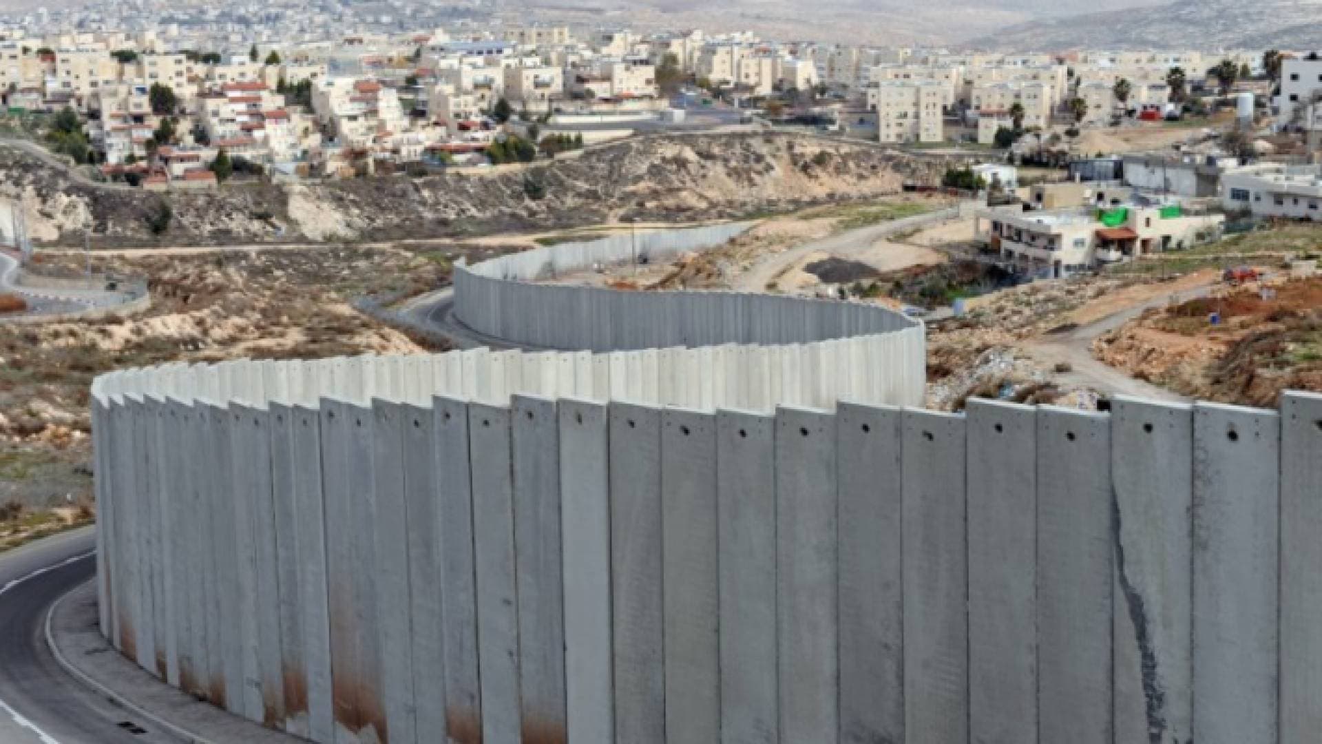 جيش الاحتلال الإسرائيلي يكمل بناء الجدار الخرساني على حدود غزة
