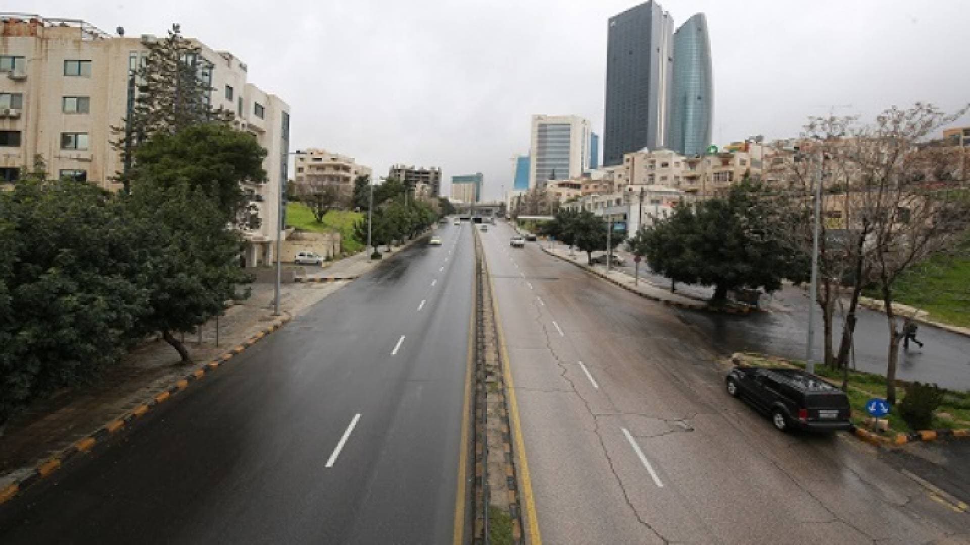 مطالبة باستثناء قطاع الصحة والأدوية ومستلزماتها من الحظر