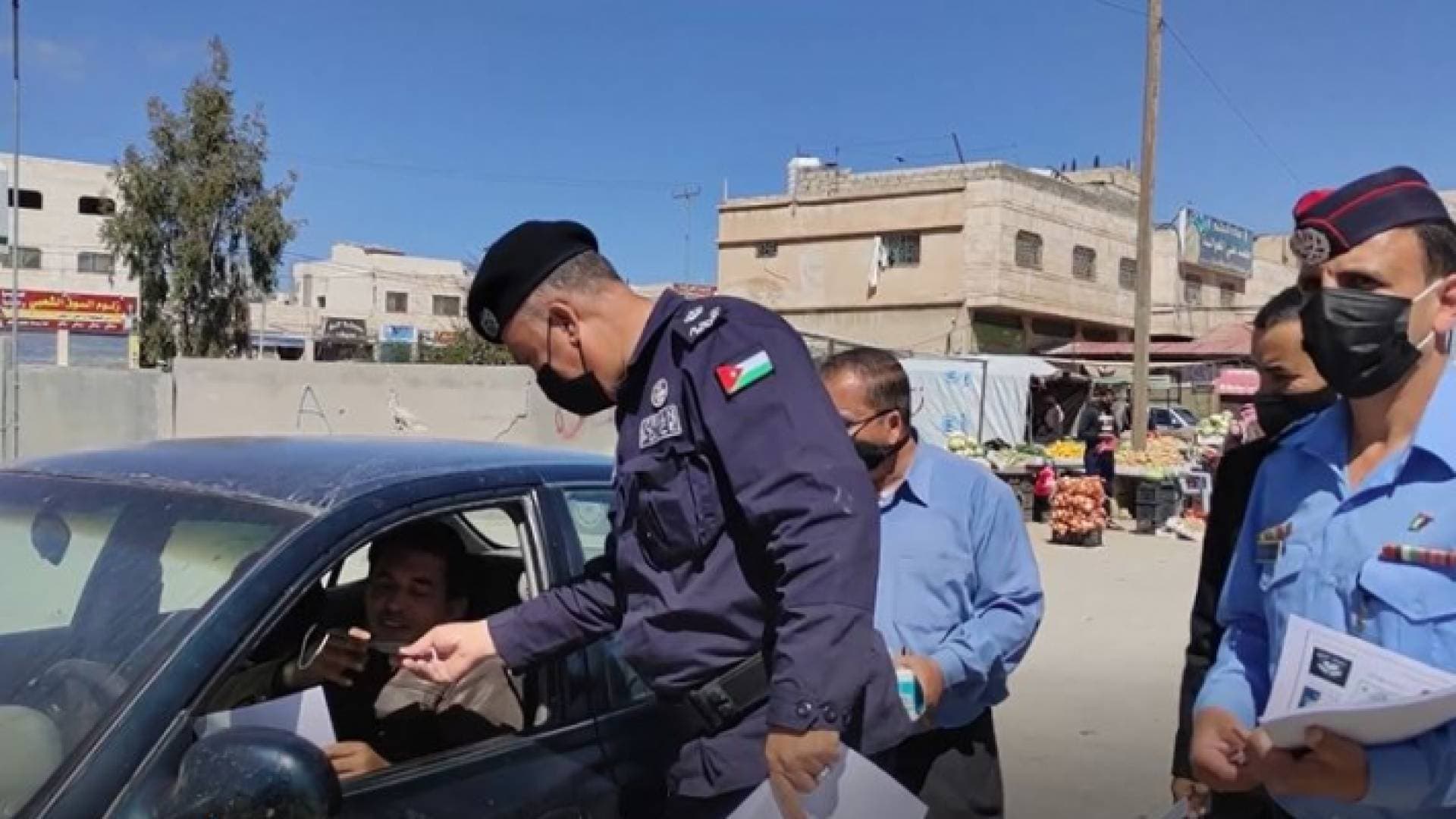 الأمن يواصل العمل بمبادرة "الالتزام عليك والكمامة علينا" بالمفرق
