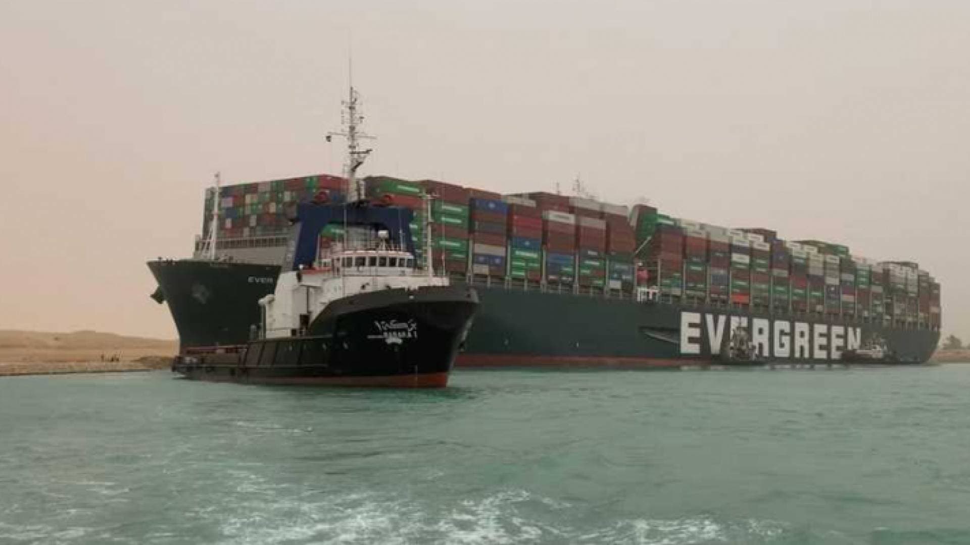 دخول ١١ سفينة المجرى الملاحي لقناة السويس وتوقفها في إحدى مناطق الانتظار