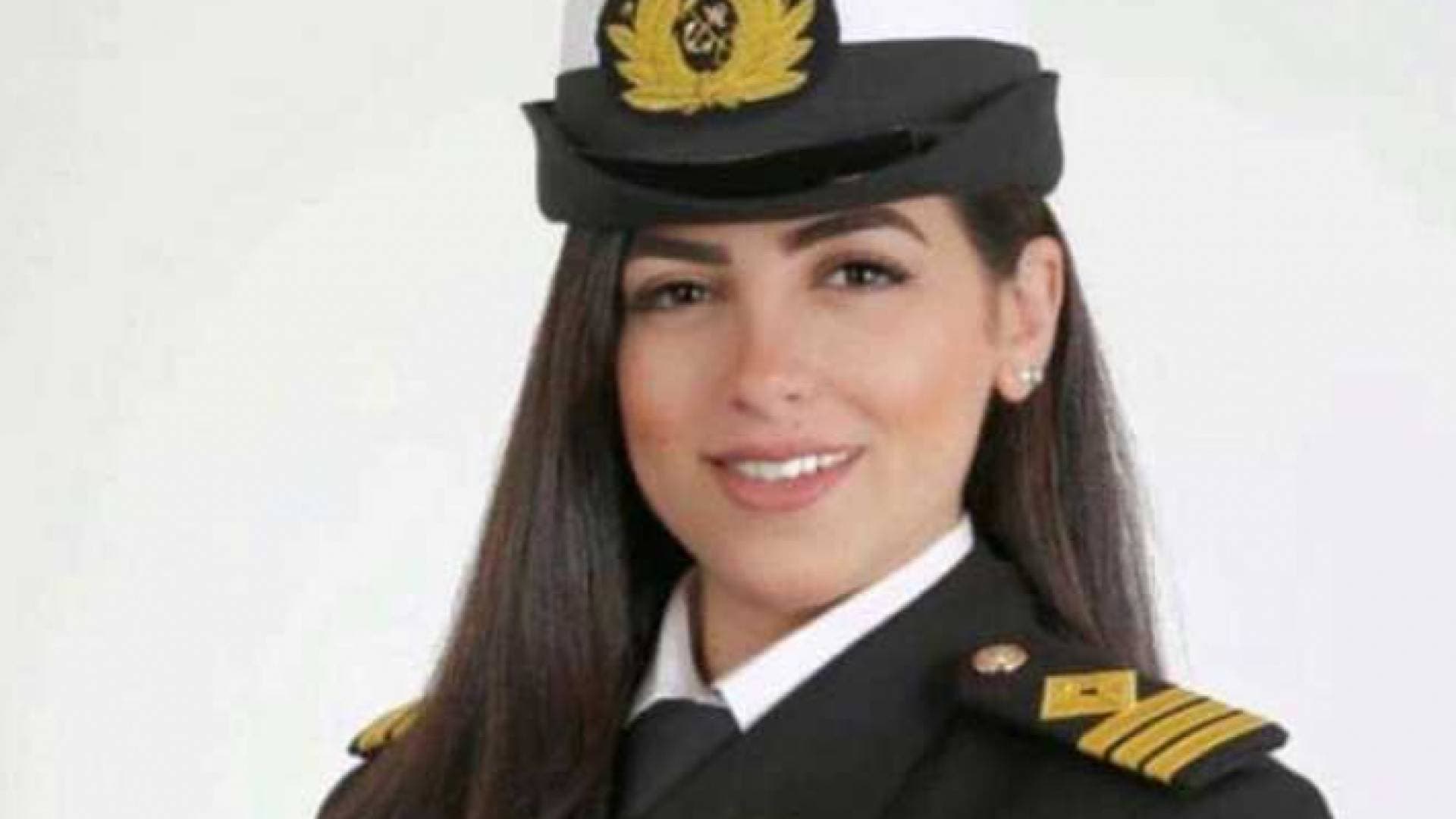 ما علاقة القبطانة المصرية مروة السلحدار بجنوح سفينة حاويات في قناة السويس؟