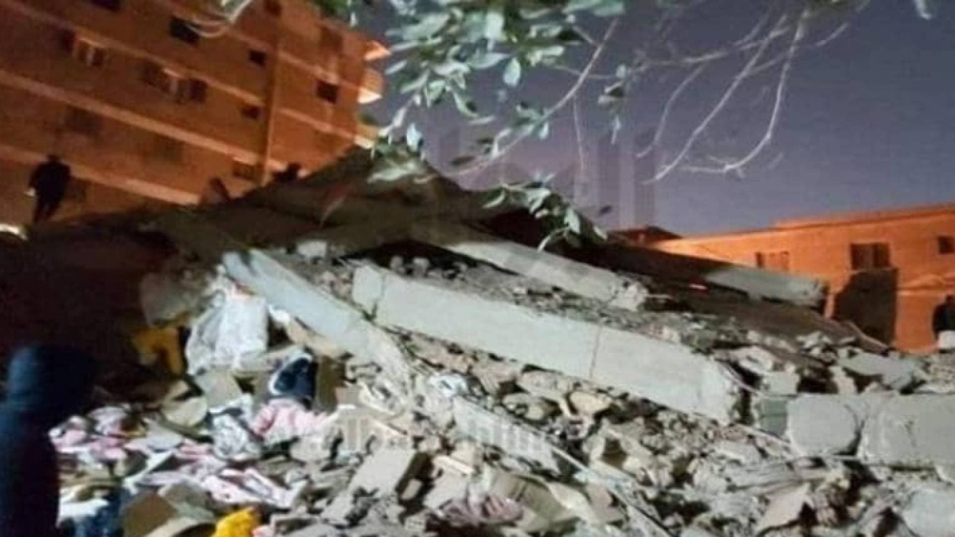 ارتفاع عدد وفيات انهيار العمارة في مصر إلى ٧ والإصابات إلى ٢٥