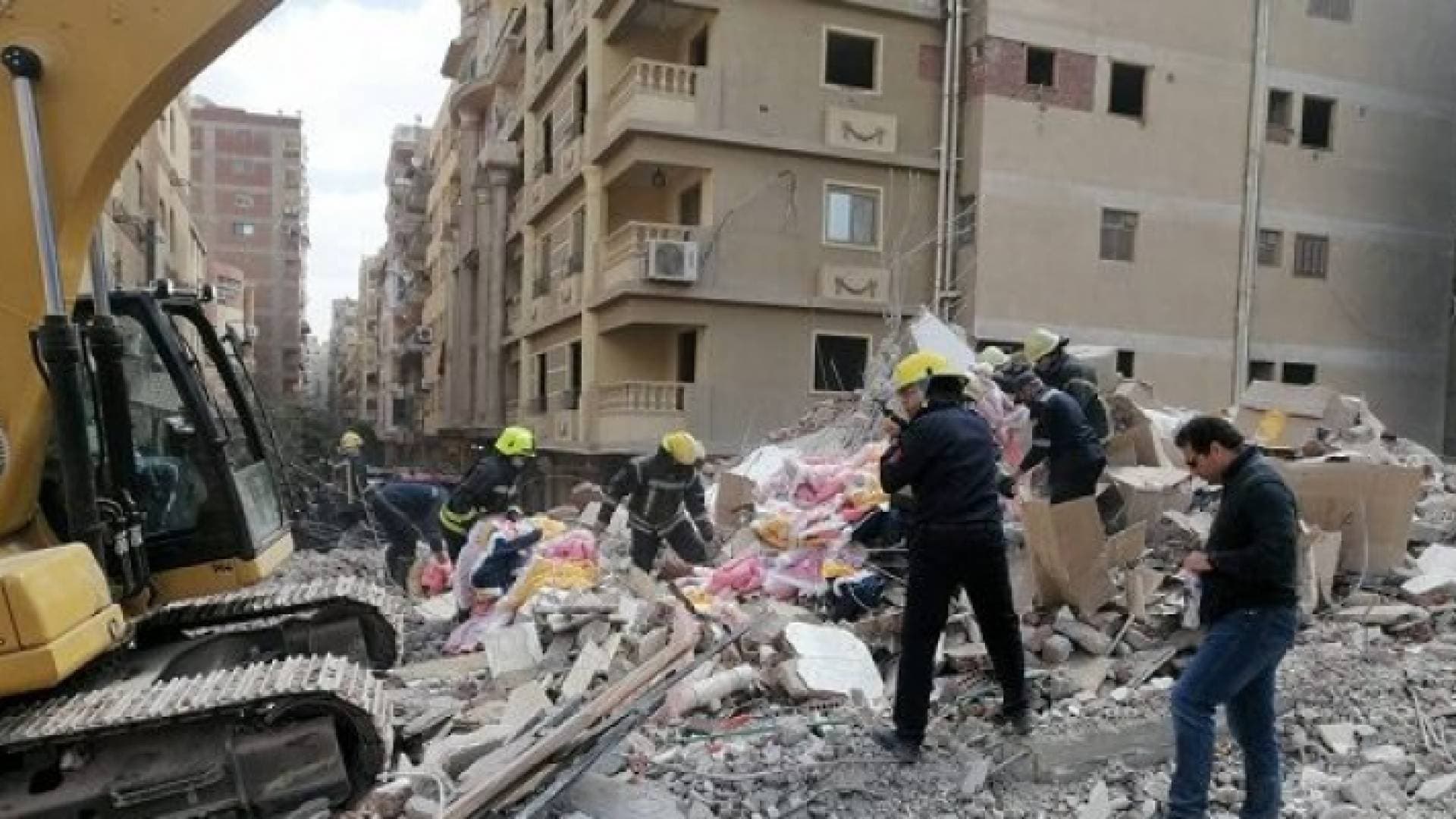 كارثة ثالثة تضرب مصر.. انهيار عامود خرساني- صور