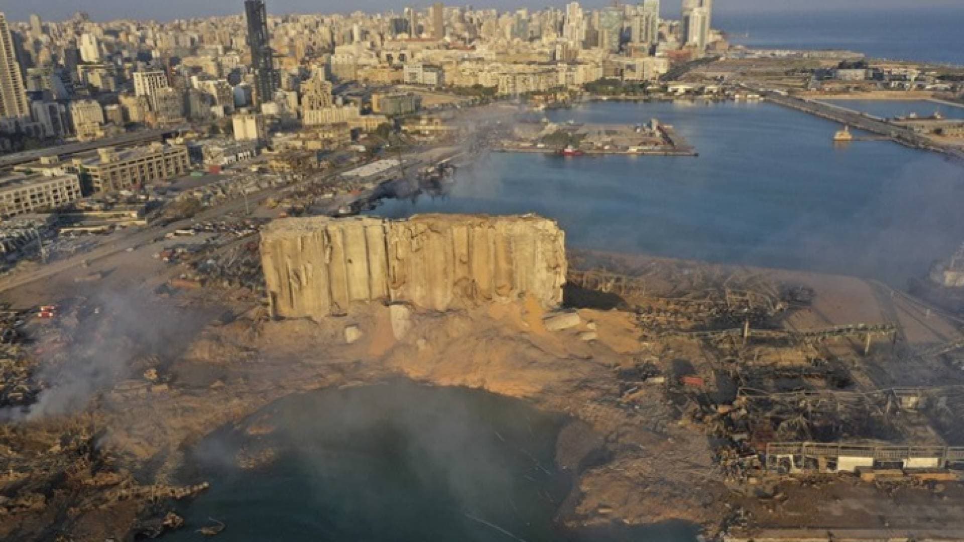 خبراء: صوامع الحبوب المدمرة في مرفأ بيروت آيلة للسقوط ويجب هدمها
