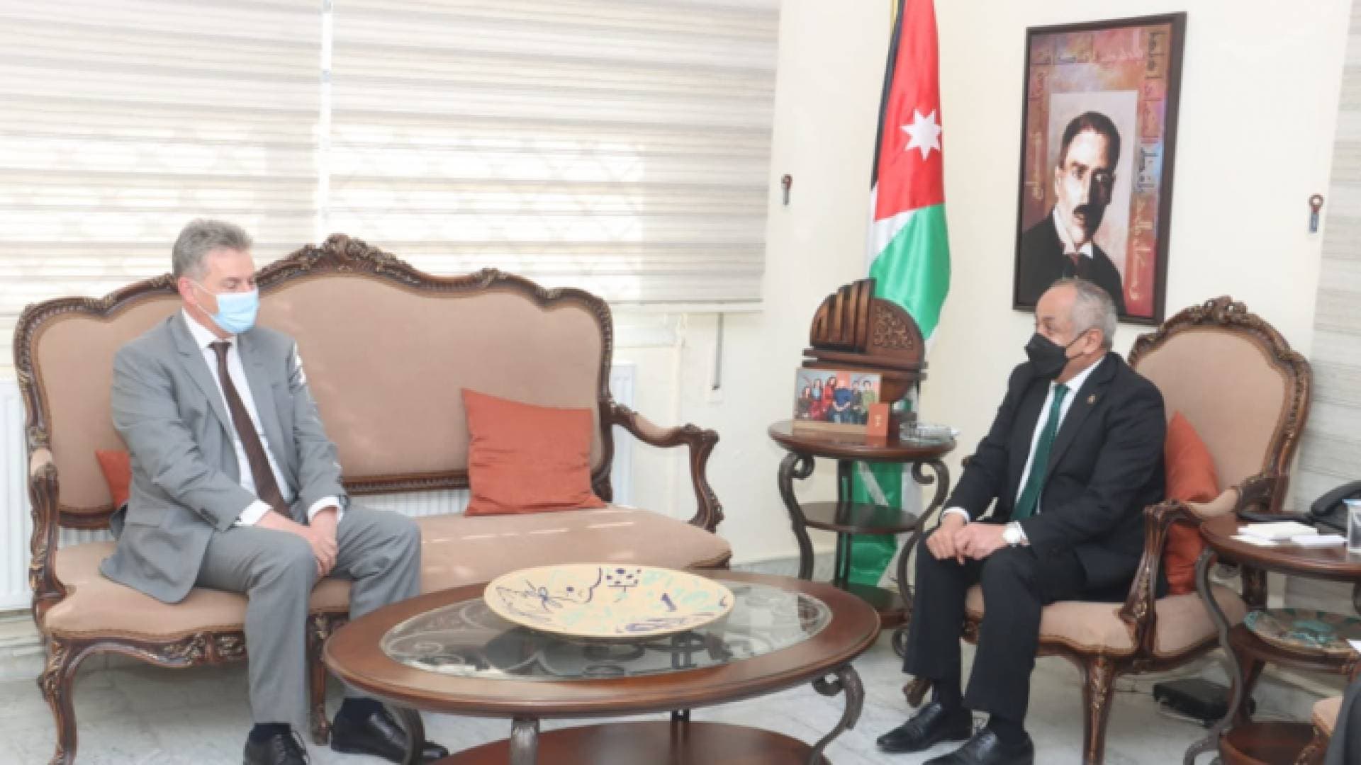 وزير الثقافة يلتقي السفير الاسترالي في عمان