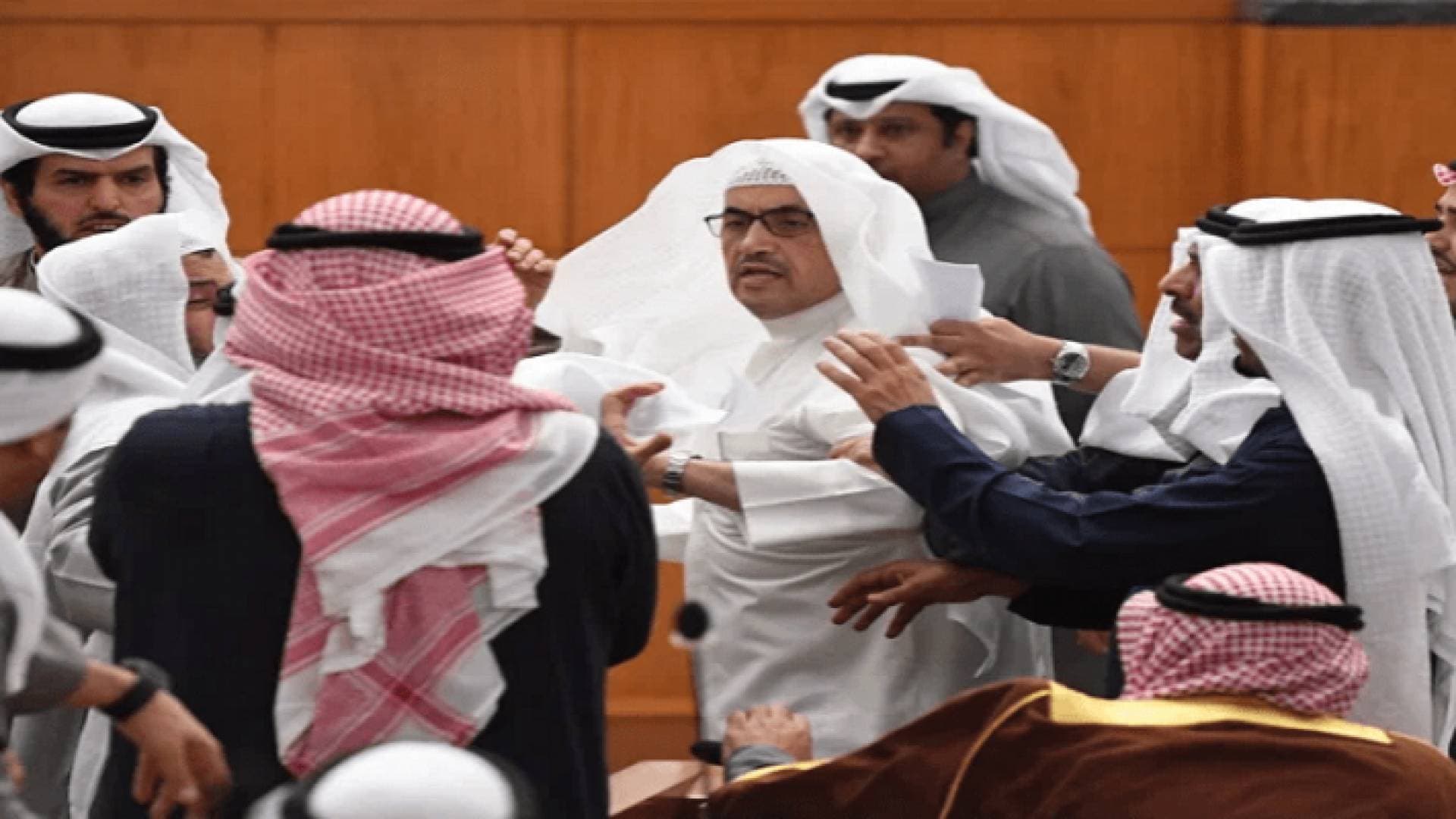 فوضى عارمة واشتباك بالأيدي تحت قبة البرلمان الكويتي "فيديو"