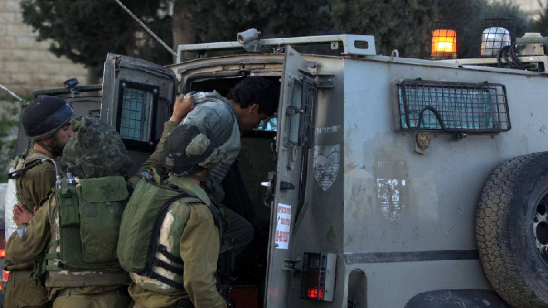 قوات الاحتلال الإسرائيلي تعتقل ٨ فلسطينيين من داخل المسجد الأقصى