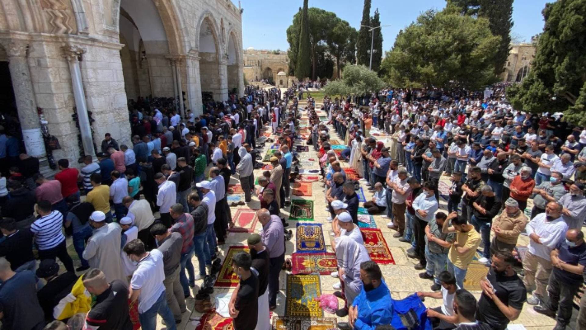 ٧٠ ألف فلسطيني زحفوا لصلاة جمعة رمضان الأولى في المسجد الأقصى "فيديو"