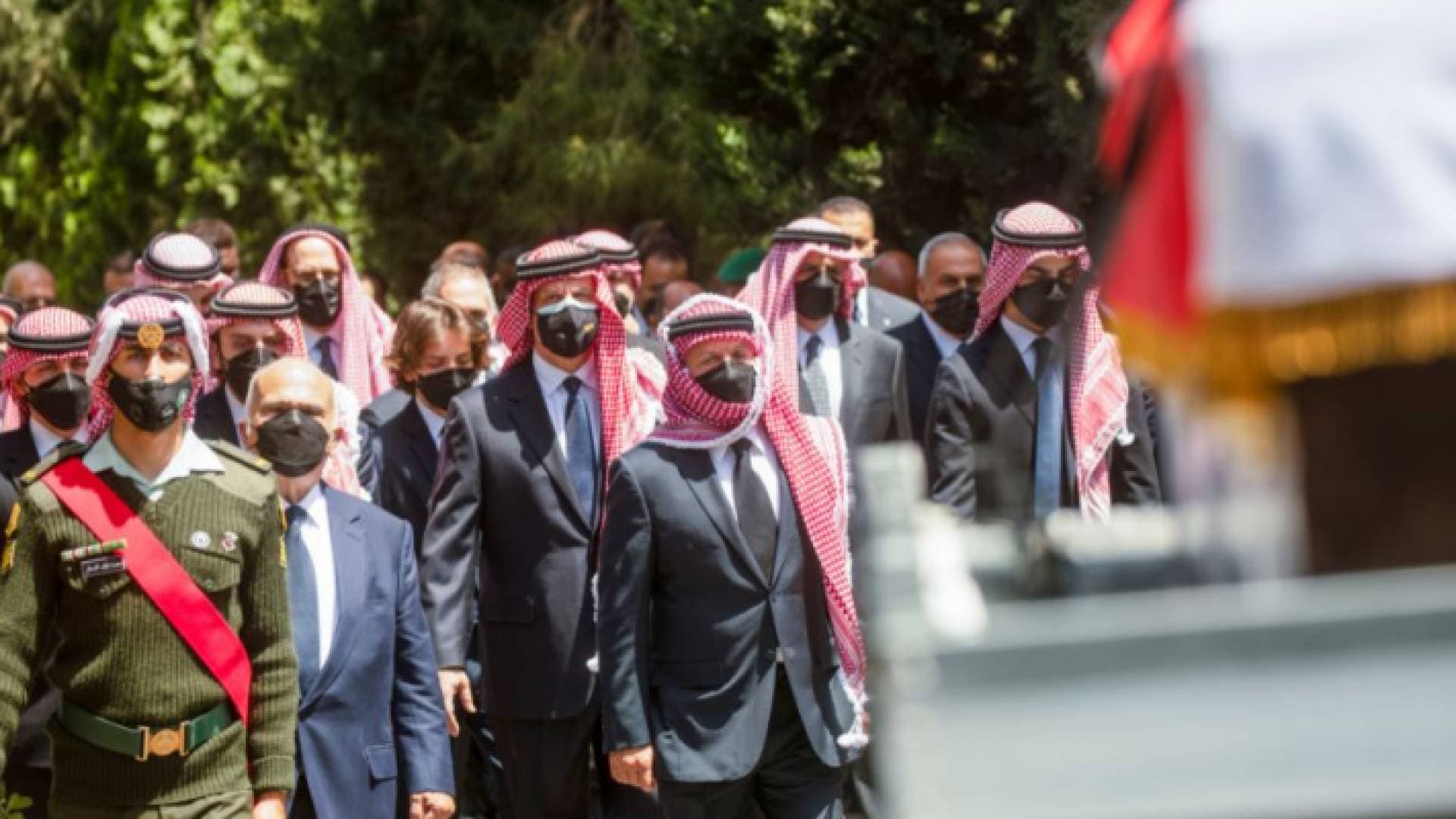الملك يشارك في تشييع جثمان الأمير محمد بن طلال - فيديو
