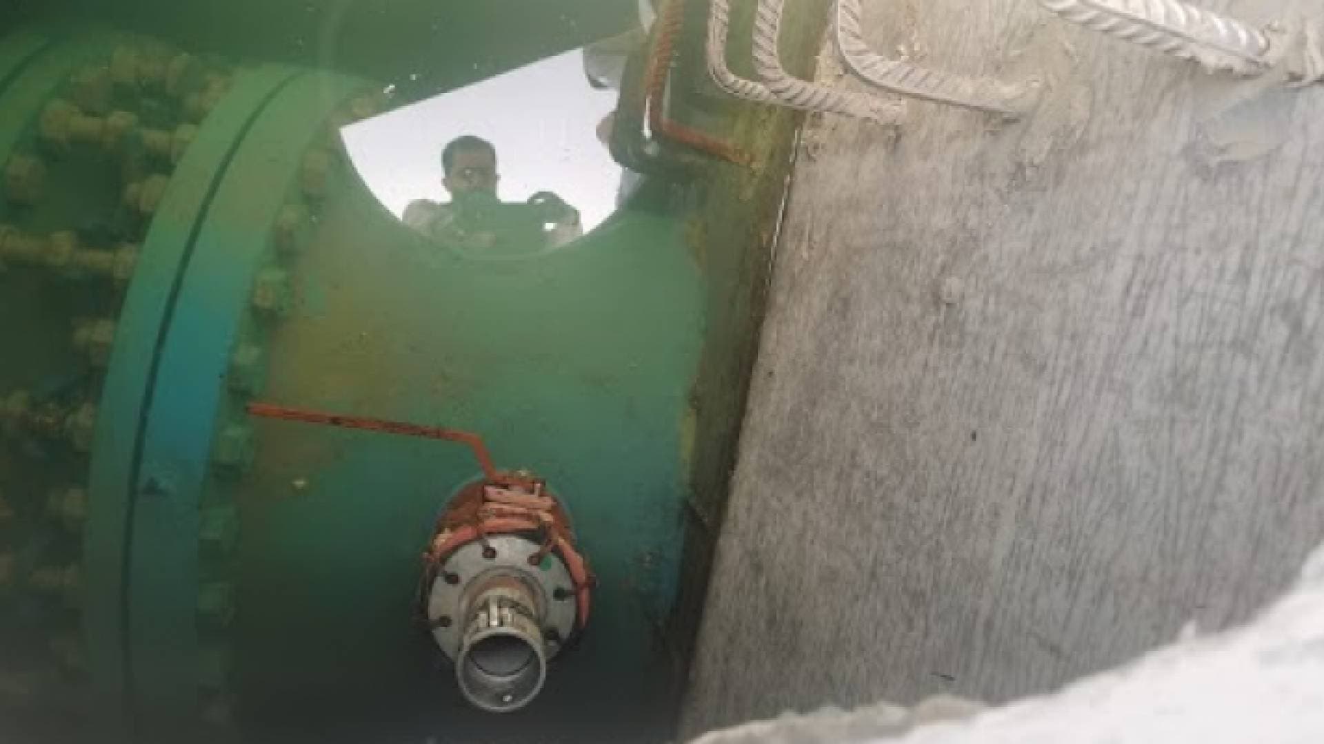 ضبط اعتداء على ناقل مياه وادي العرب ٢