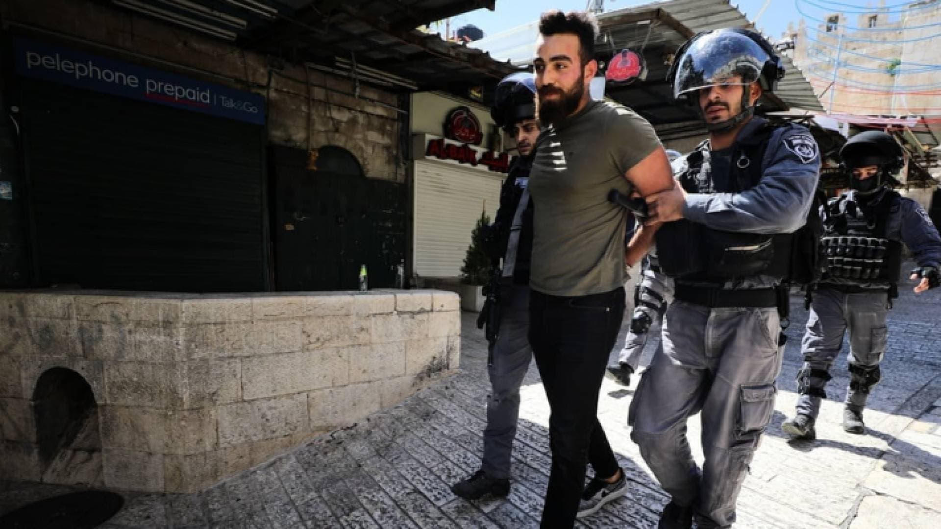 إصابات واعتقالات في اعتداء الاحتلال الاسرائيلي على "مسيرة باب العامود".. فيديو