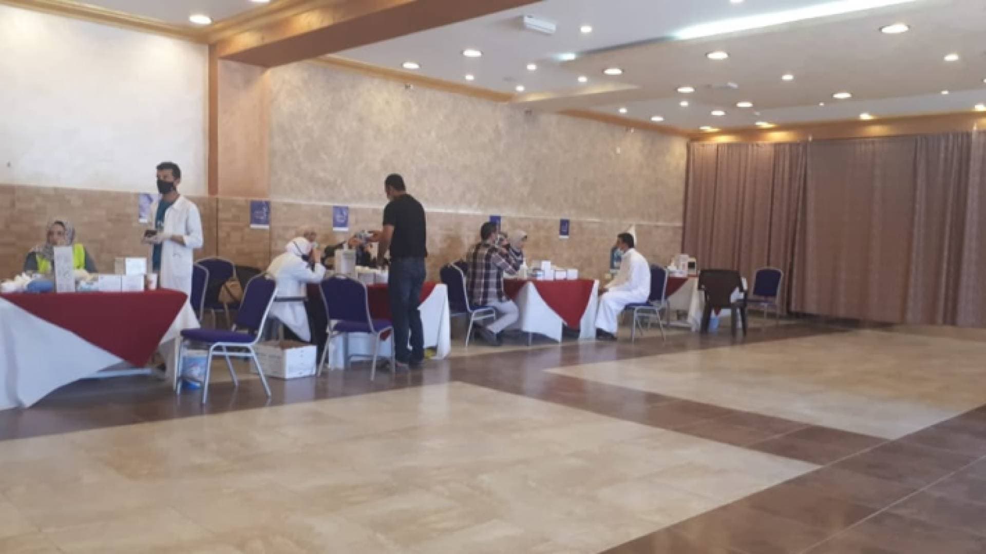حملة لإعطاء لقاح كورونا للقطاعات التجارية المغلقة بالزرقاء