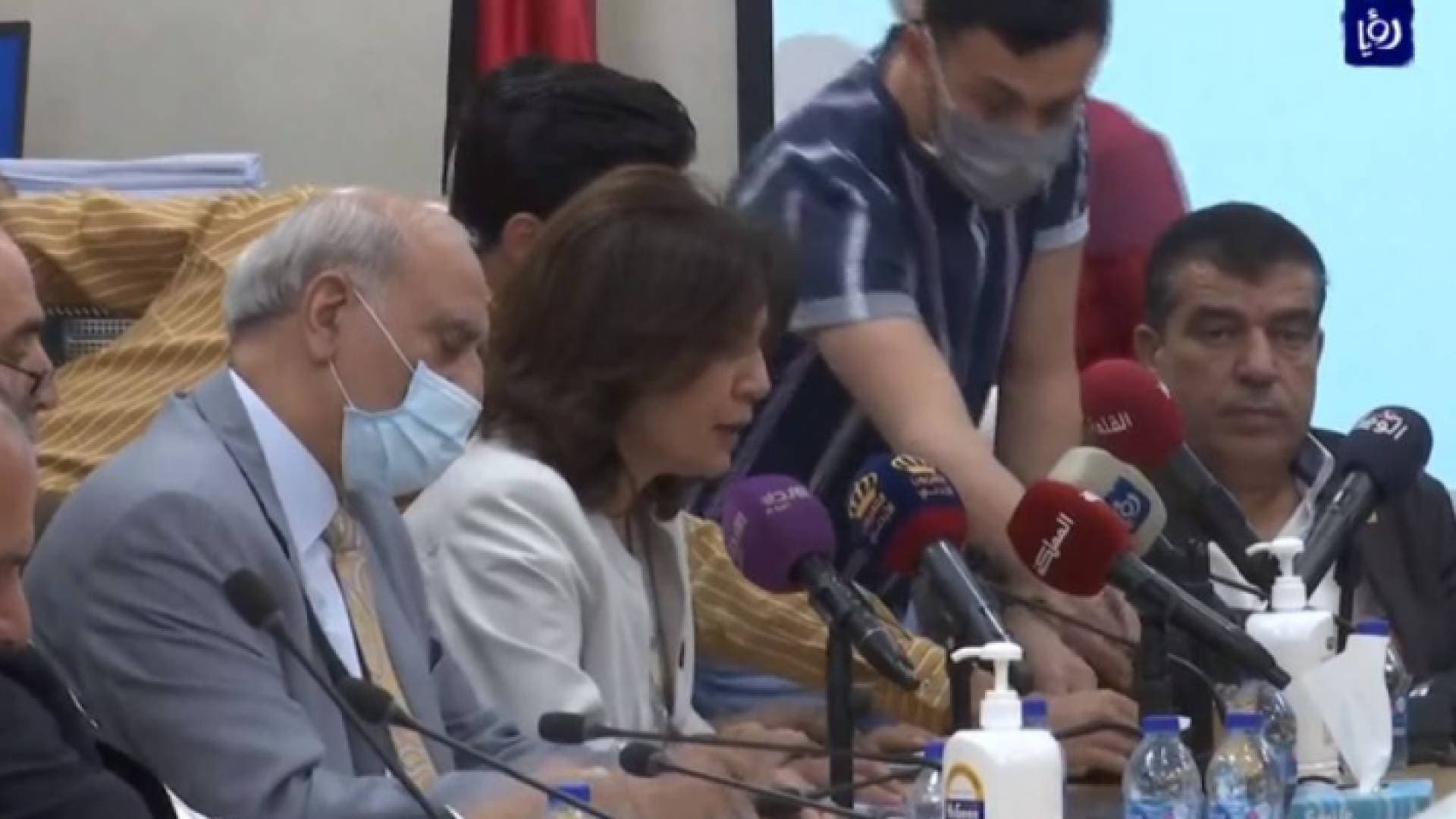 نواب يطالبون زواتي باستقالتها أدبيا بسبب انقطاع الكهرباء عن الأردن .. فيديو"