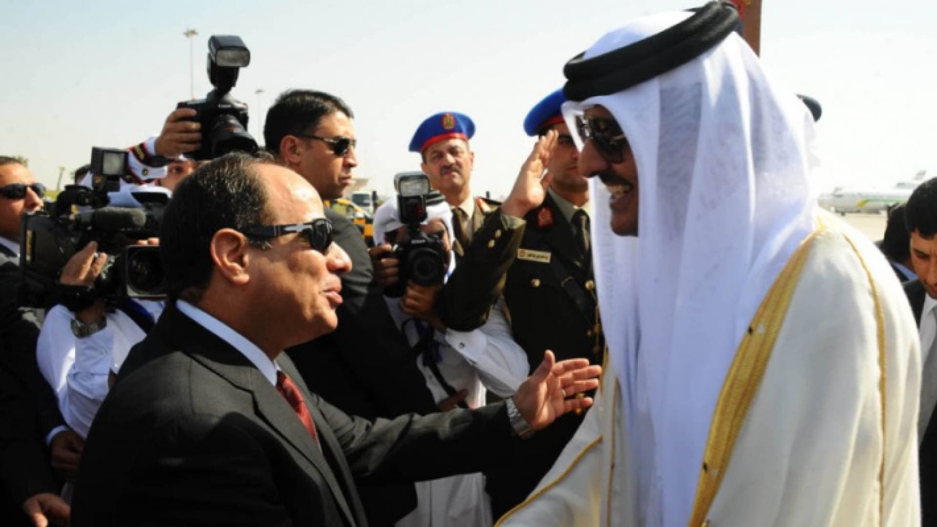 أمير قطر يدعو السيسي لزيارة الدوحة