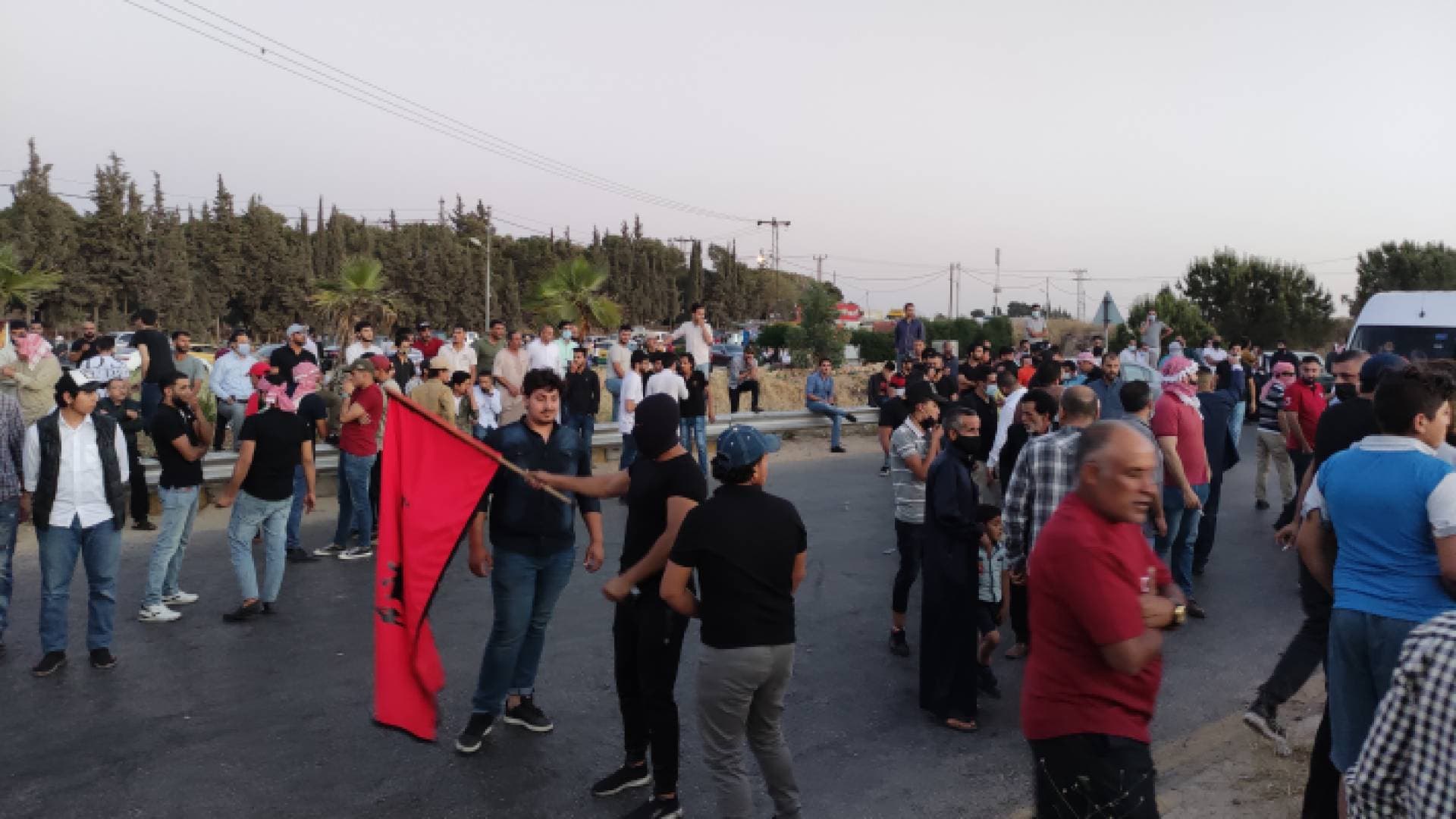 مناصرو العجارمة يغلقون طريق البحر الميت.. والأمن يعيد فتح الطريق.. فيديو