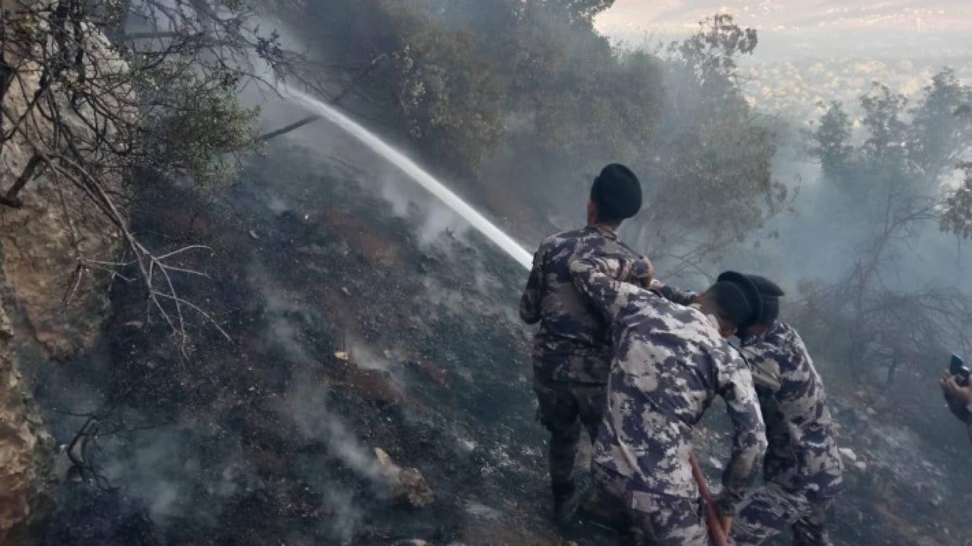 إخماد حريق أعشاب وأشجار حرجية في جرش