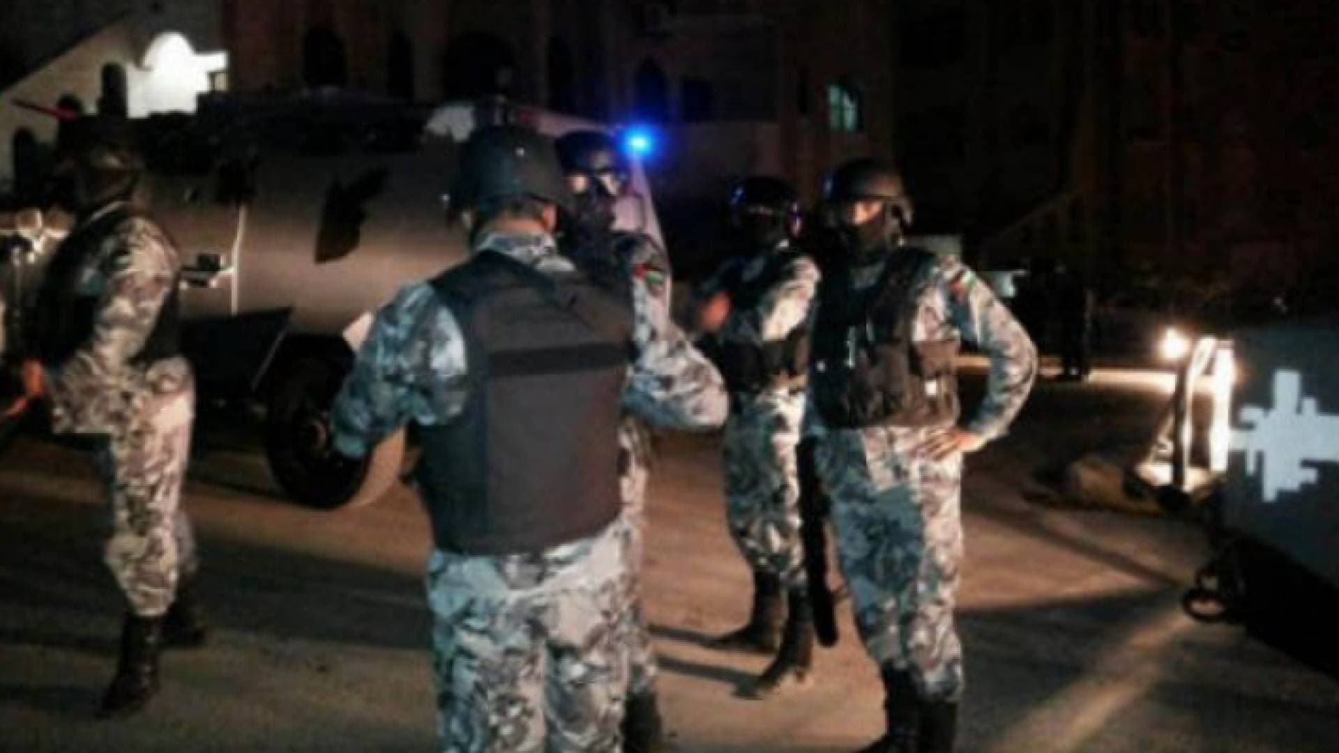 مواطنون يغلقون جسر ناعور في عمان.. والأمن يتدخل ويعيد فتحه - فيديو