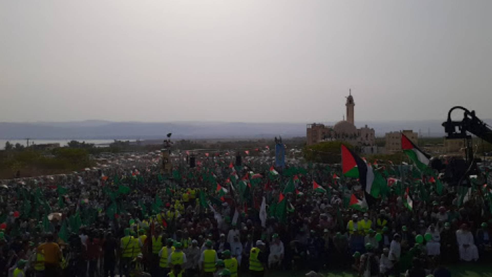 الأردنيون يحتفلون بانتصار المقاومة الفلسطينية وخالد مشعل يوجه كلمة للأردنيين.. فيديو