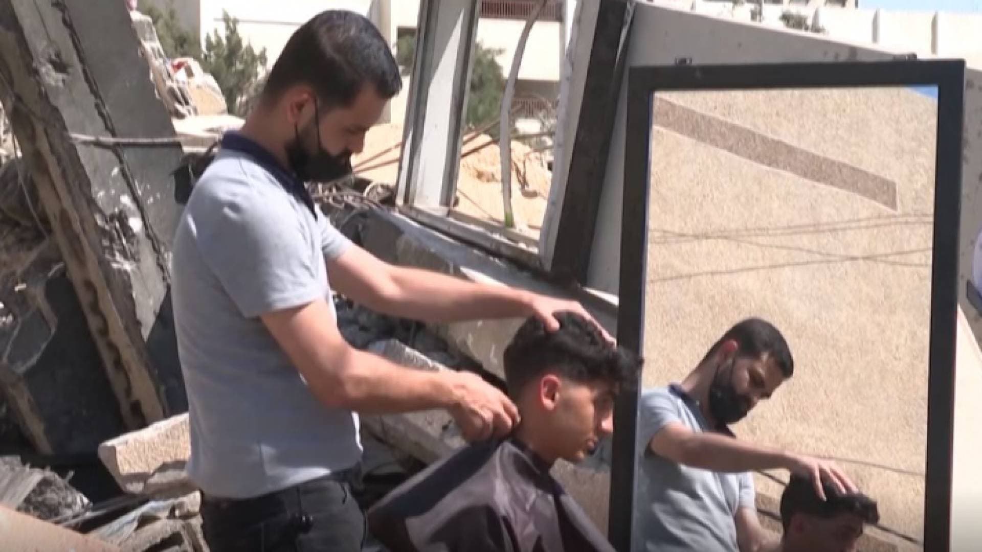 حلاق فلسطيني يواصل عمله في قطاع غزة وسط الركام.. فيديو