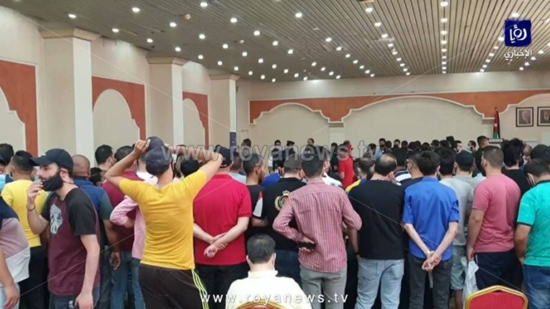 ازدحامات وفوضى بمركز تطعيم مدينة الحسن الرياضية في إربد.. والصحة توضح - فيديو