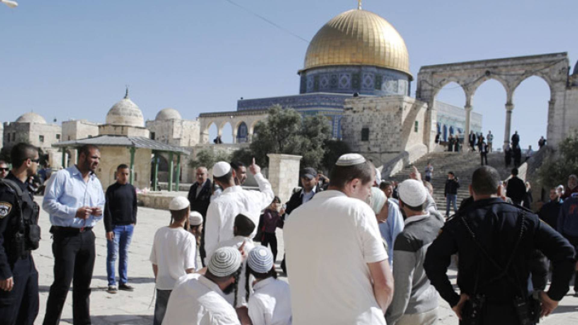 مستوطنون يؤدون طقوسا استفزازية في الأقصى والاحتلال يهدم ٤ خيام في الخليل