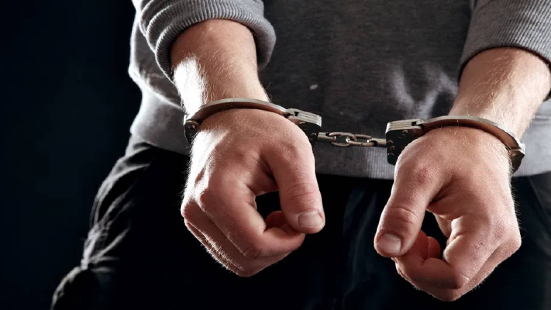 القبض على مطلوب بحقة ٢٧ طلبا بمبالغ مالية تقارب ٥ ملايين دينار