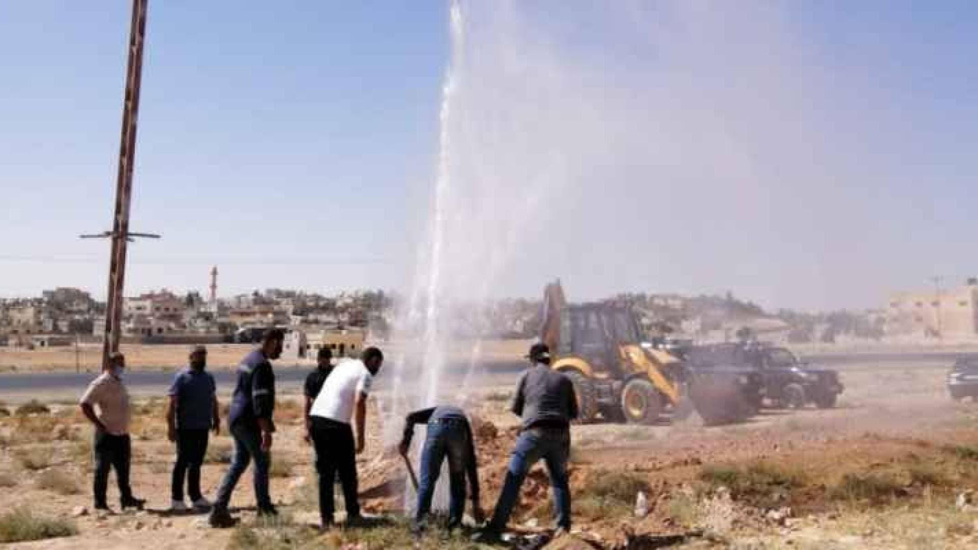 ضبط وإزالة اعتداءين على خطوط مياه في الموقر