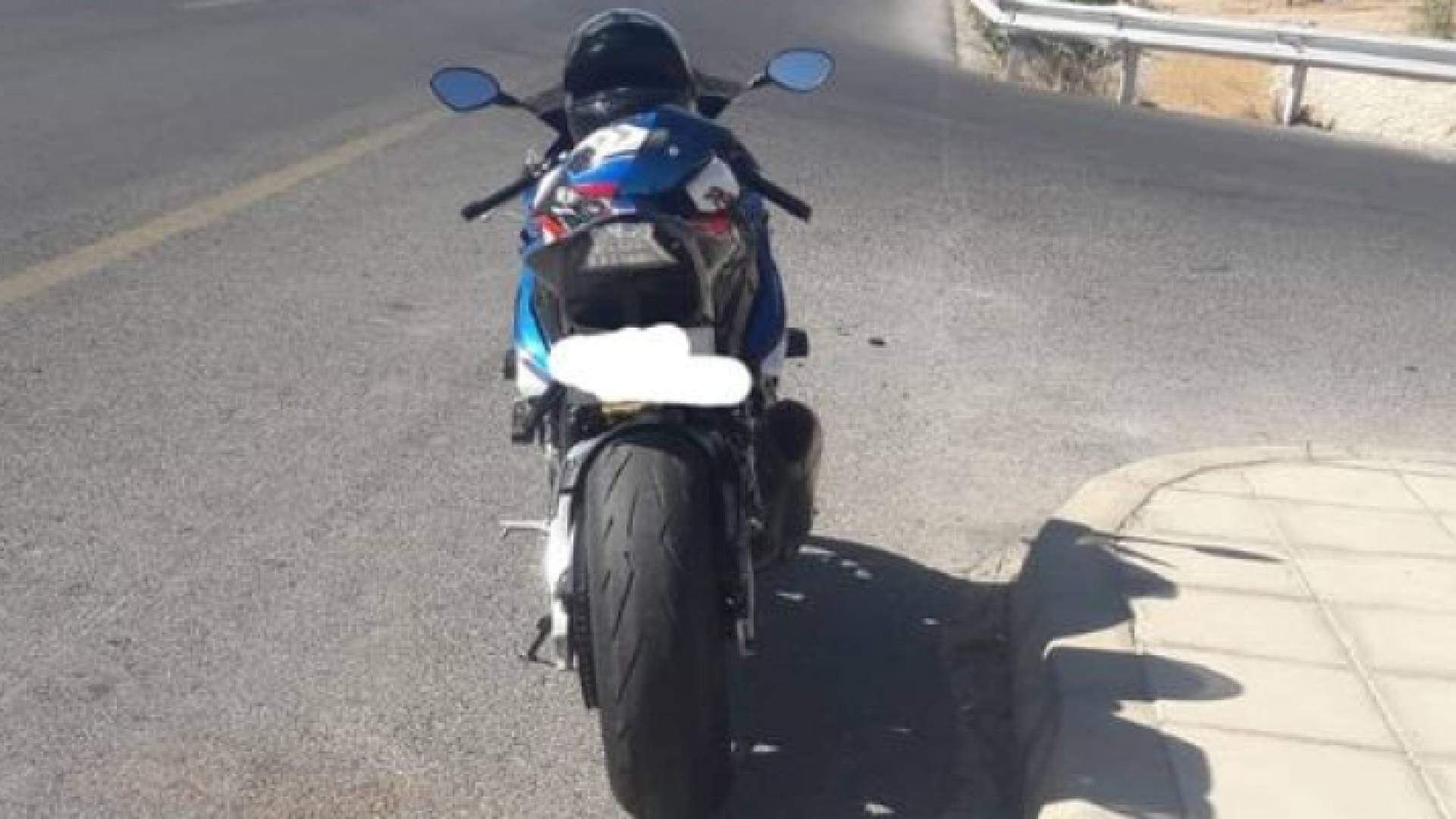 ضبط سائق دراجة نارية يقود باستعراض بسرعة ١٩١ كم/ساعة
