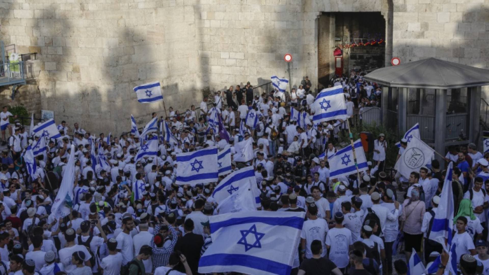 شرطة الاحتلال الإسرائيلي توافق على إعادة "مسيرة الأعلام" في القدس المحتلة