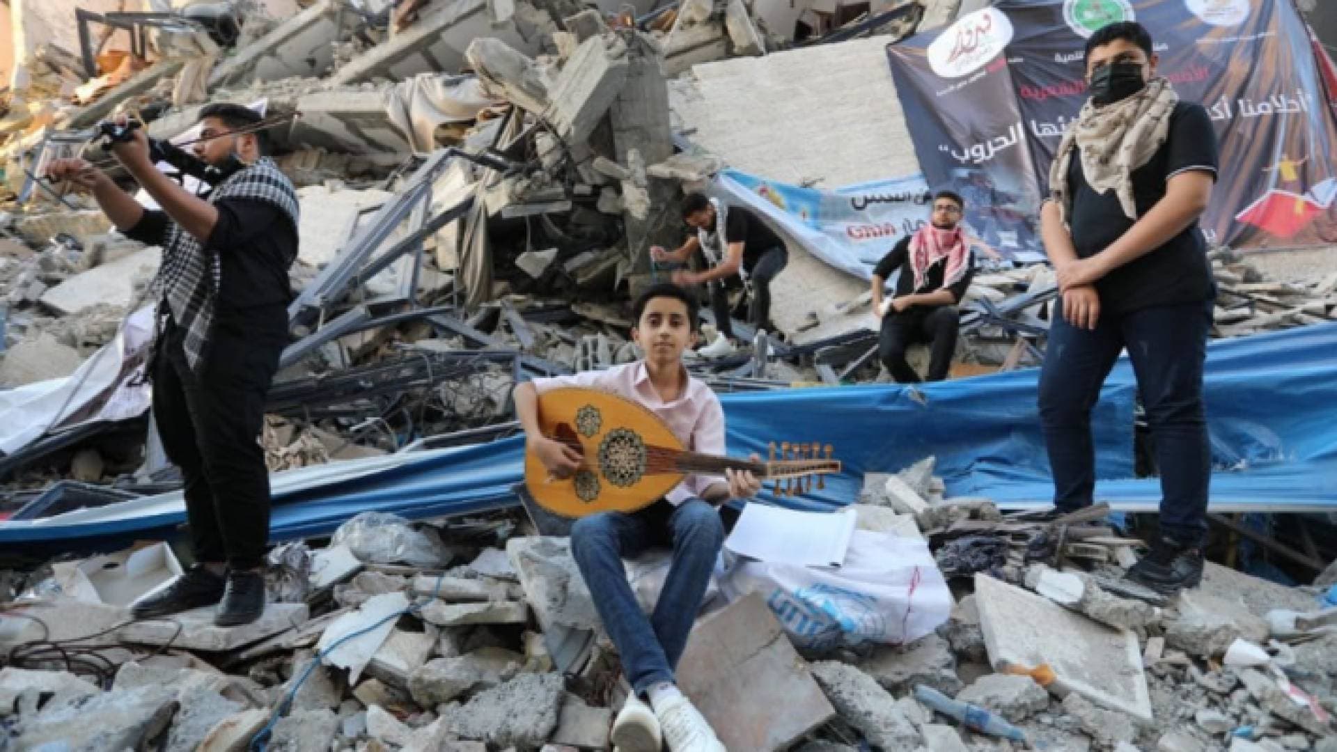 صامدون.. غزيون يؤدون عرضا موسيقيا غنائيا على أنقاض برج هنادي - صور