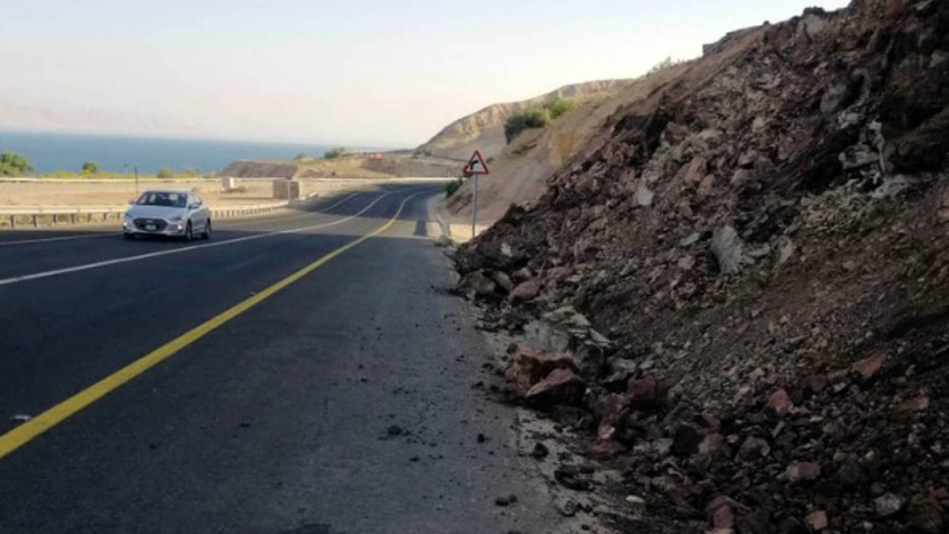 انهيار ترابي بسيط قرب الطريق المحاذي للبحر الميت