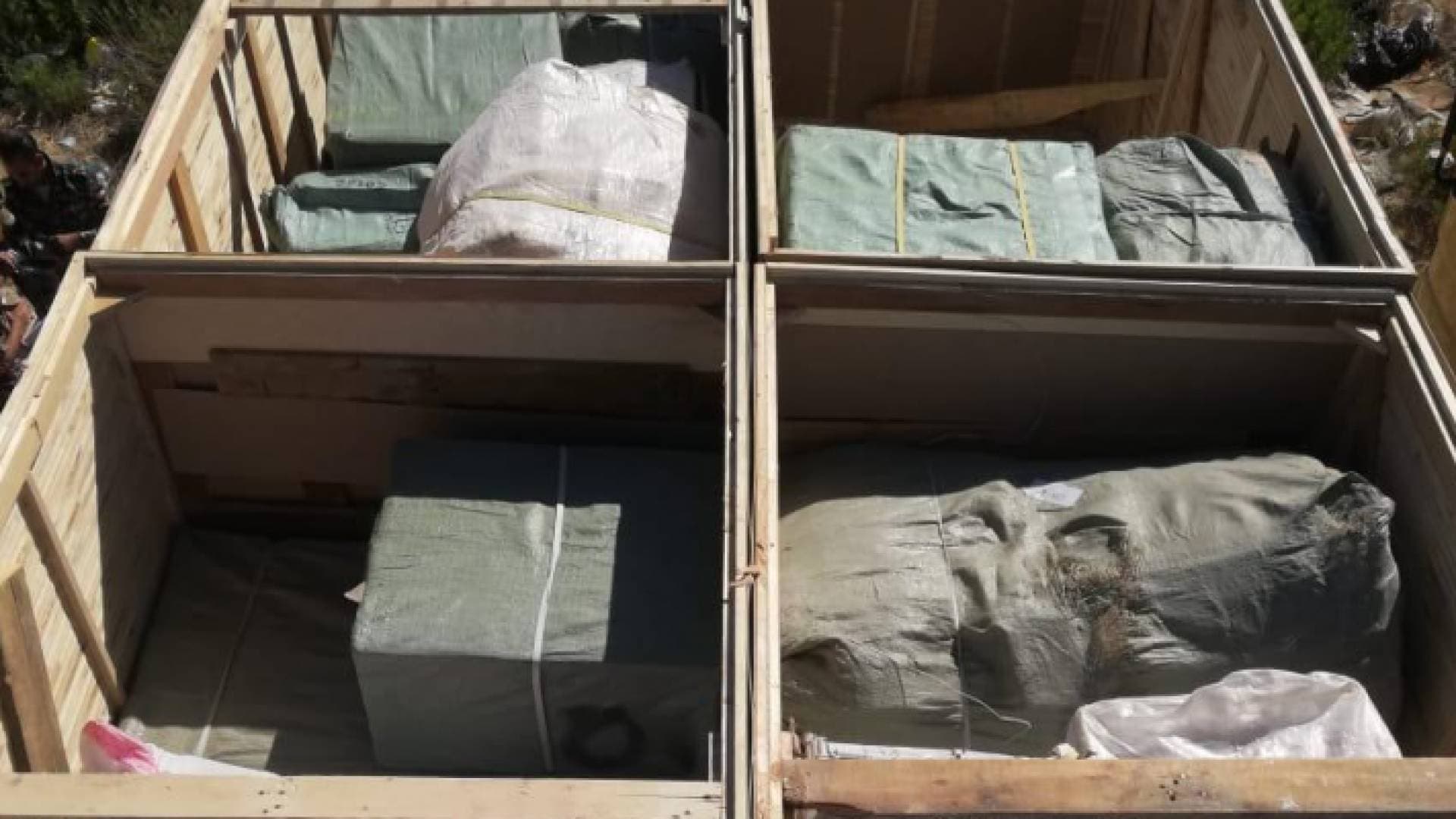الجمارك تضبط ألبسة مهربة داخل صهريج مشتقات نفطية
