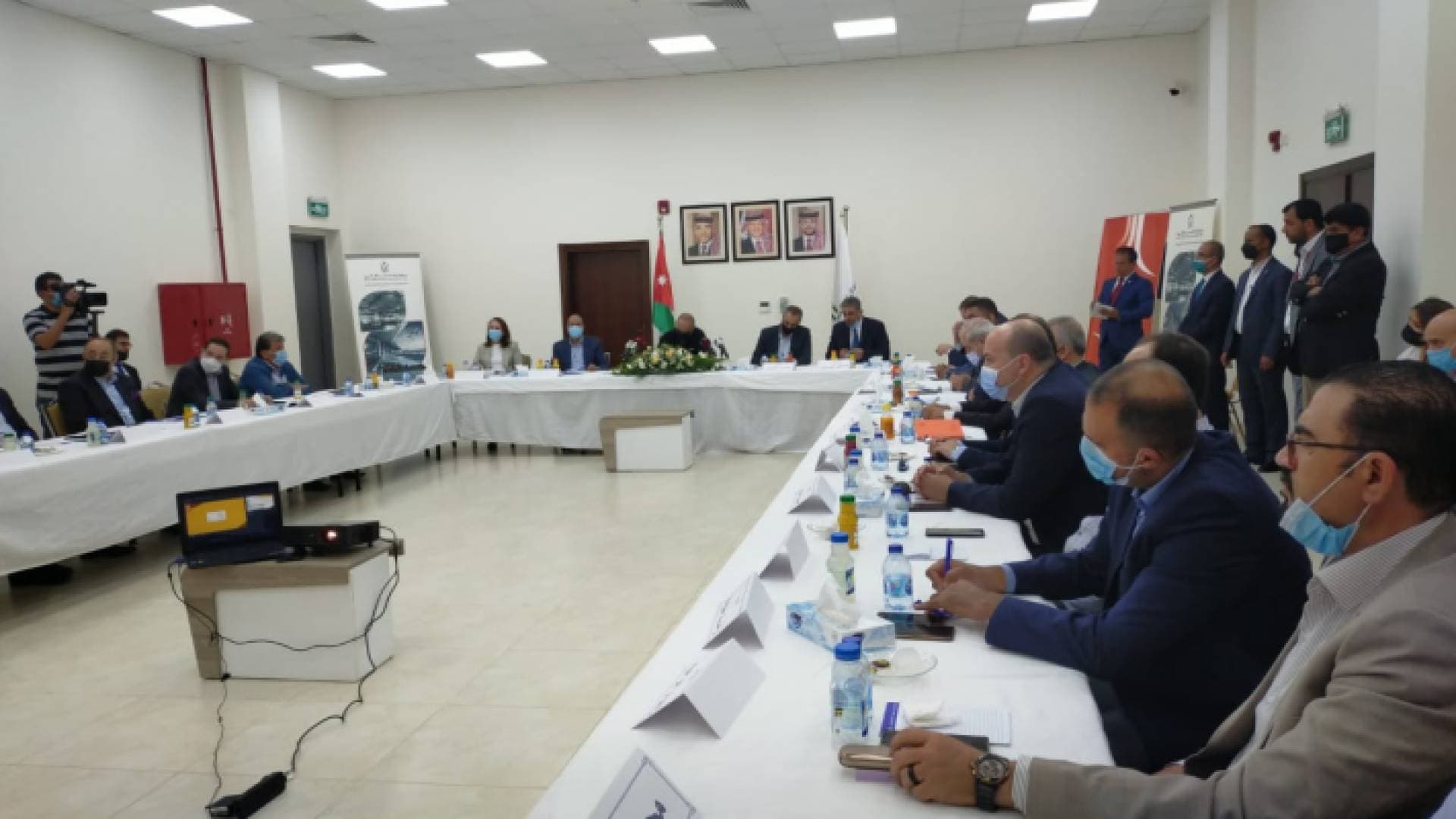الخصاونة: الحكومة بصدد البدء بمشاريع كبرى في مجال السكك الحديدية