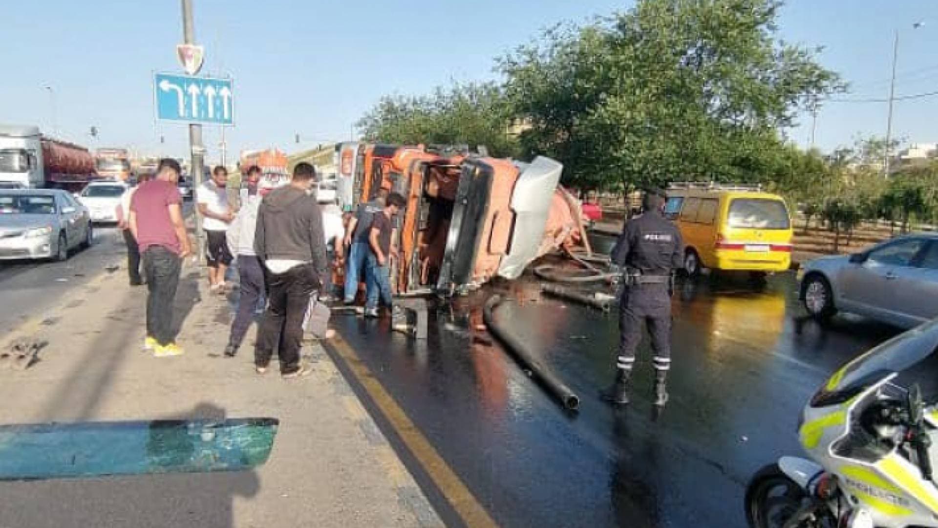تدهور صهريج مياه عادمة في "كوريدور عبدون" - صور