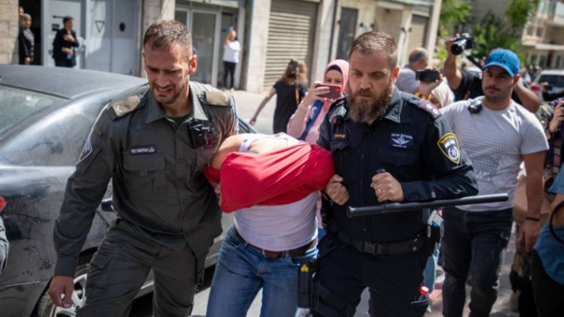 شرطة الاحتلال تعتقل شبانا فلسطينيين عند باب العامود