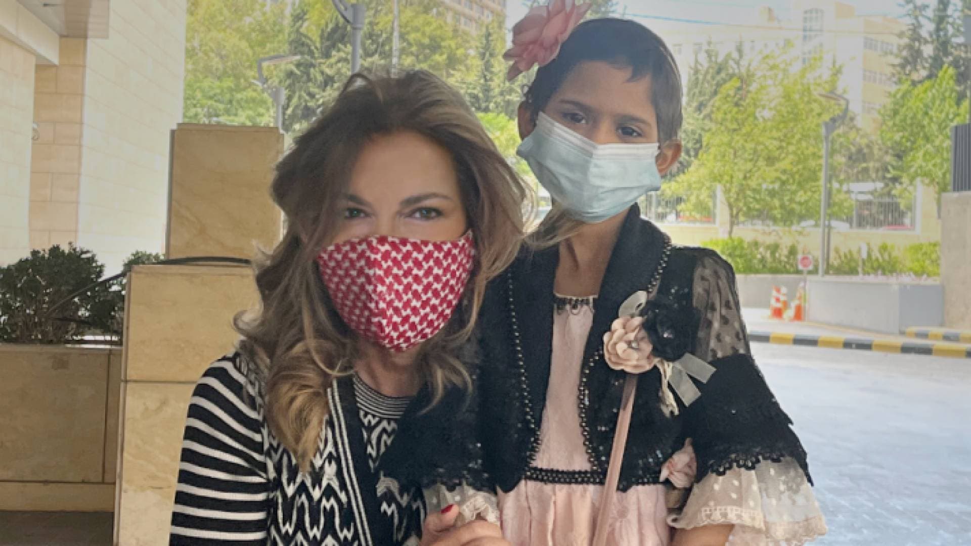 الأميرة غيداء فخورة بإرادة وشجاعة الطفلة حلا بمواجهة إصابتها بالسرطان
