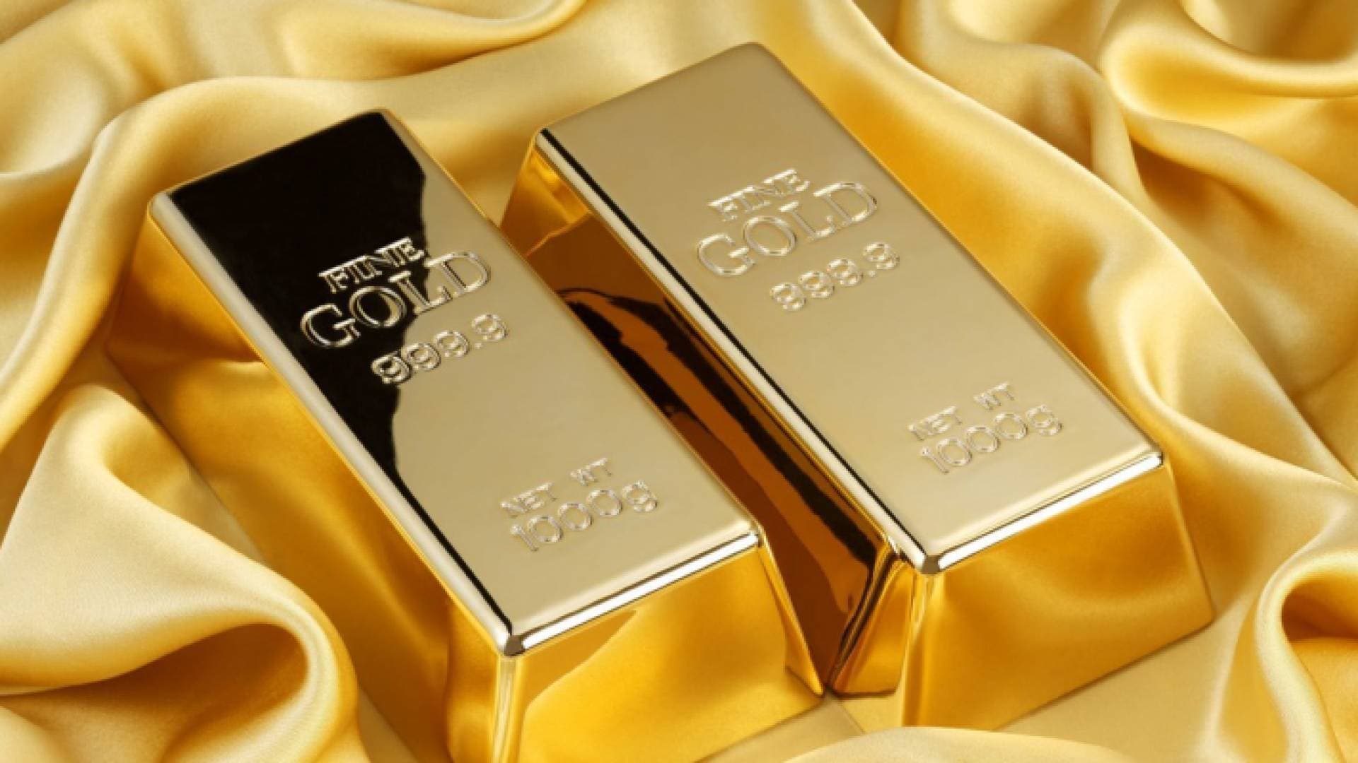 الذهب يتجاوز ١٩٠٠ دولار
