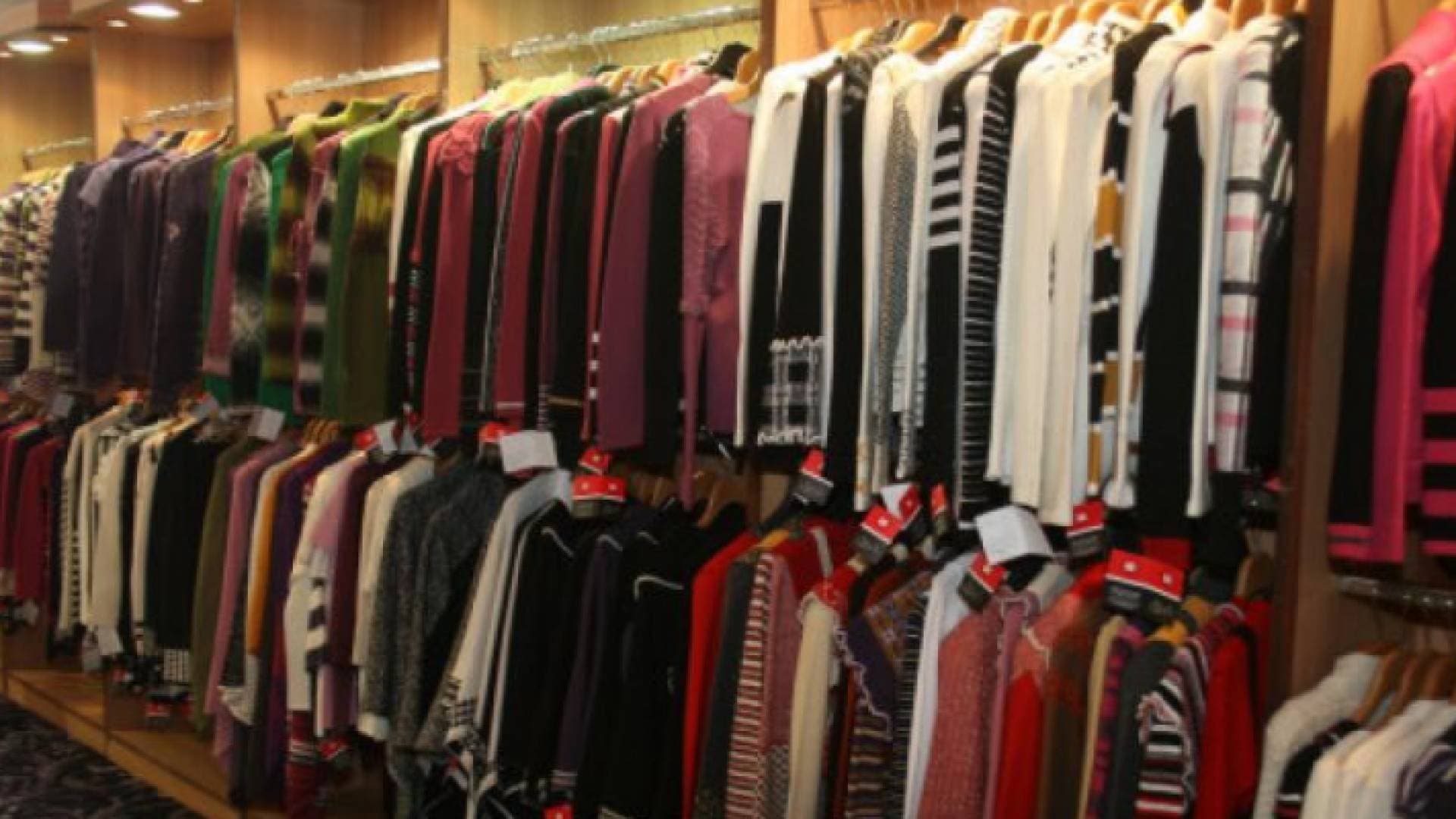 نقابة الألبسة: أسعار الملابس والأحذية مستقرة بالسوق المحلية