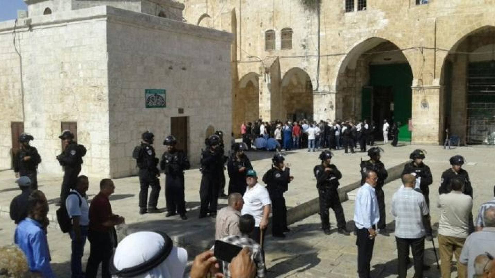 مستوطنون يقتحمون الأقصى عبر باب المغاربة