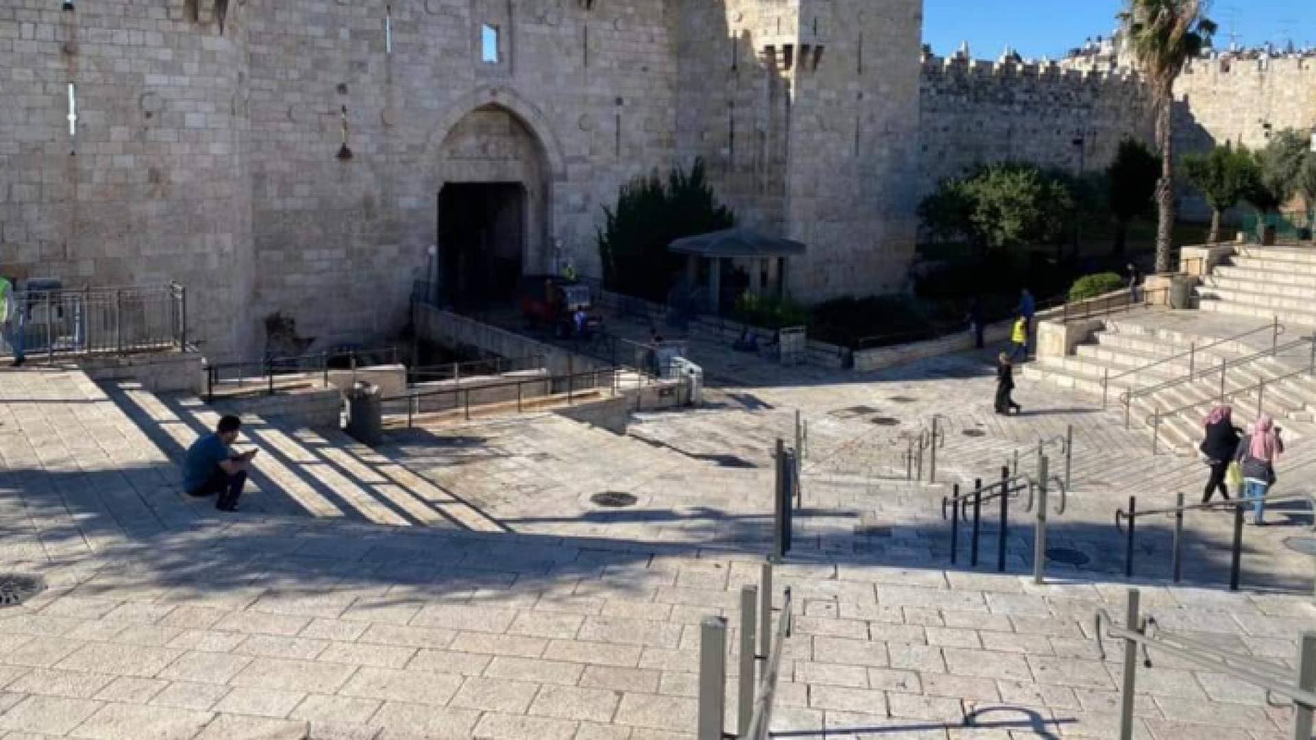 الاحتلال الإسرائيلي ينصب الحواجز في القدس استعدادا لما يسمى بمسيرة بالأعلام - صور