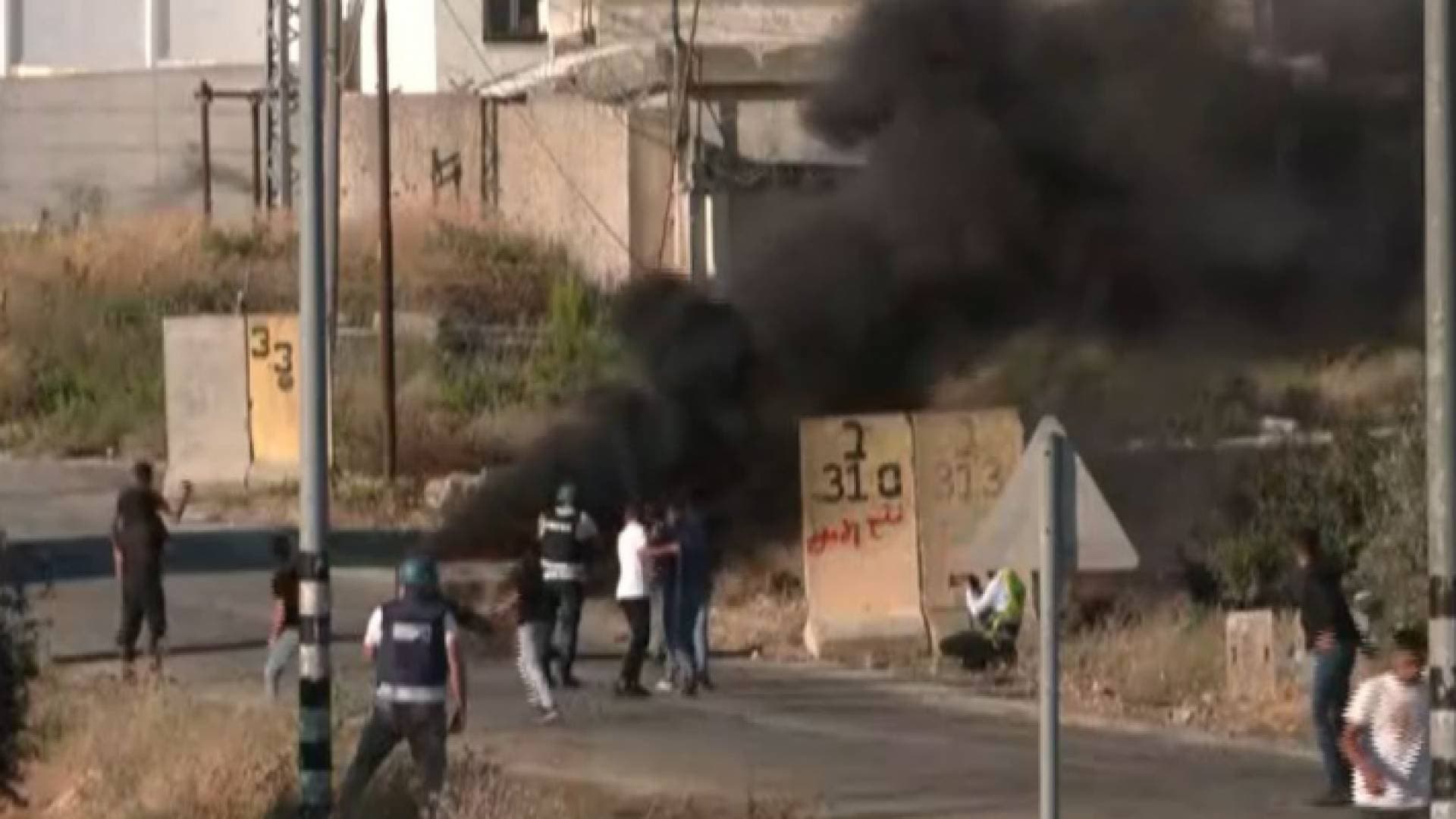 يوم غضب فلسطيني عند نقاط التماس مع قوات الاحتلال الإسرائيلي في الضفة الغربية - فيديو