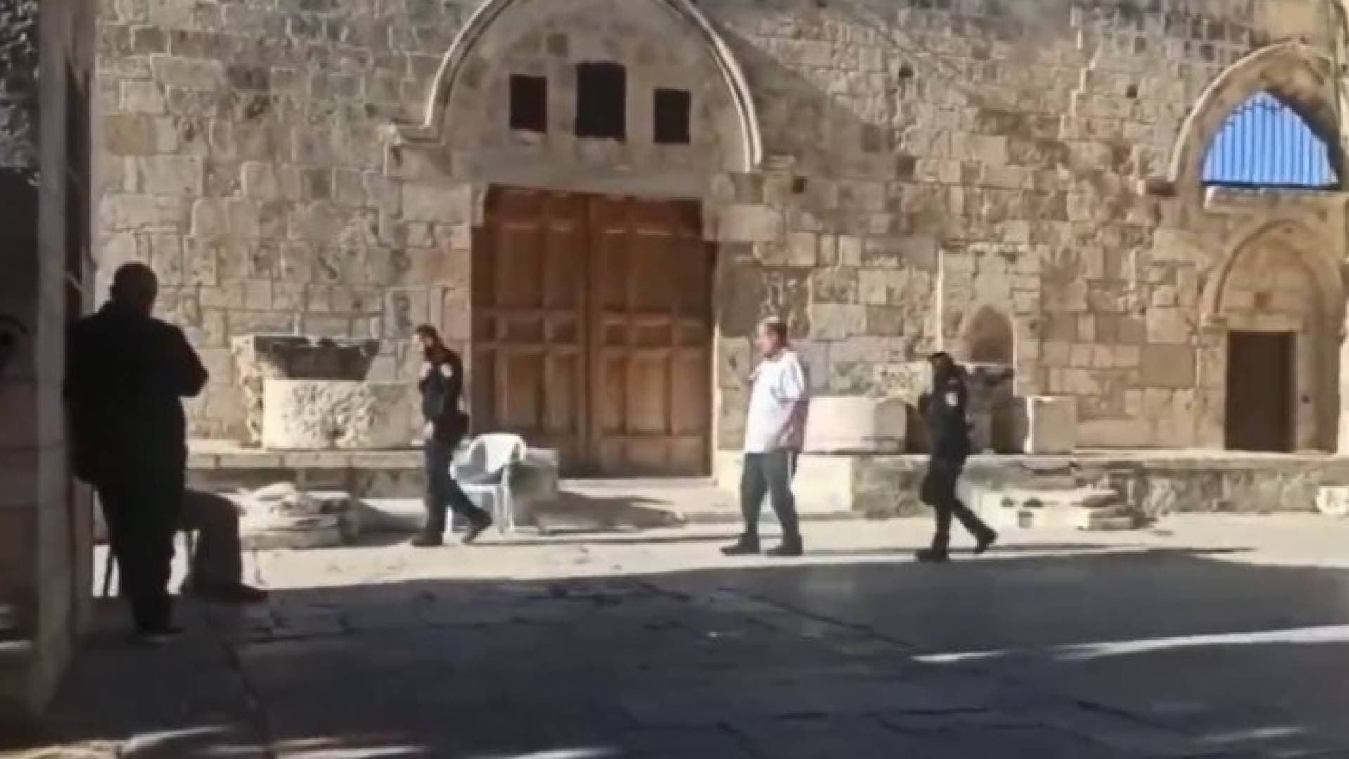 المستوطن "يهودا غليك" يقتحم باحات المسجد الأقصى بمساندة شرطة الاحتلال الإسرائيلي - فيديو