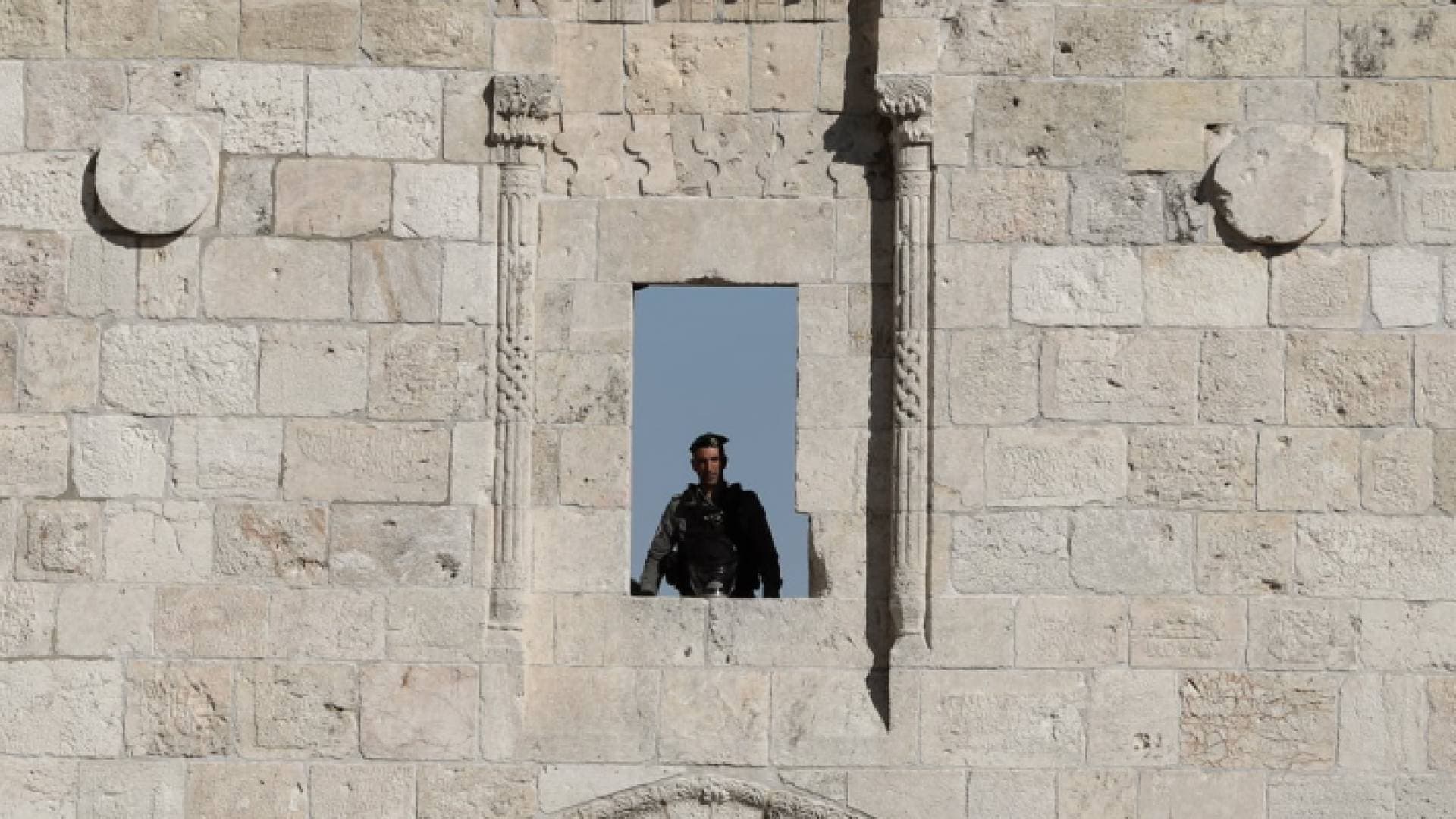 بالفيديو والصور.. جنود الاحتلال يعتلون أسوار القدس وتحليق للمروحيات تزامنا مع وصول مسيرة الأعلام