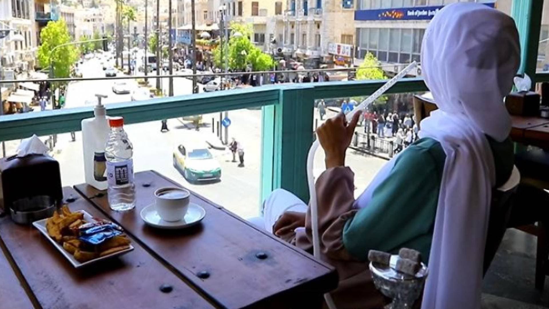 بعد ٧ أشهر من التوقف عن العمل.. المقاهي تستأنف تقديم الأرجيلة