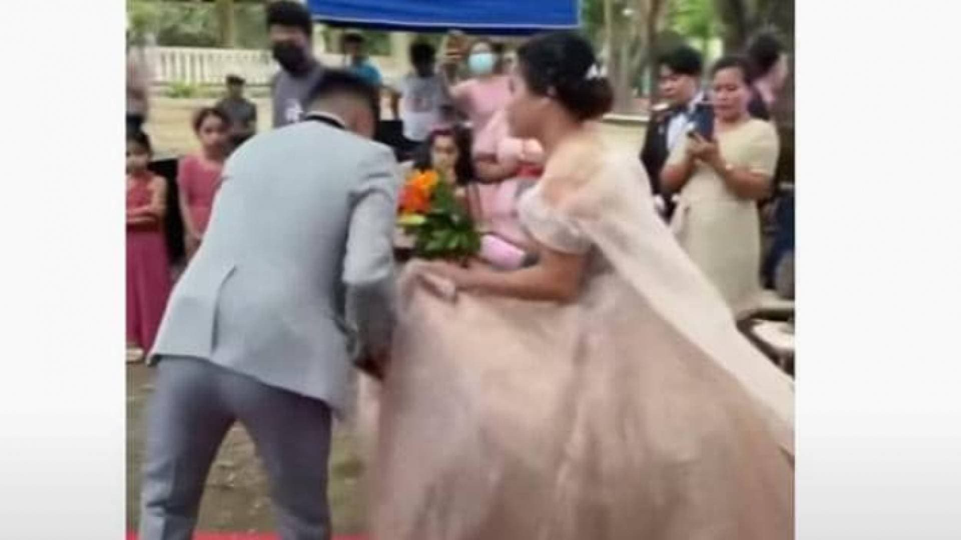 فضيحة الفستان.. رجل يظهر فجأة من أسفل فستان عروس في أثناء حفل الزفاف - فيديو