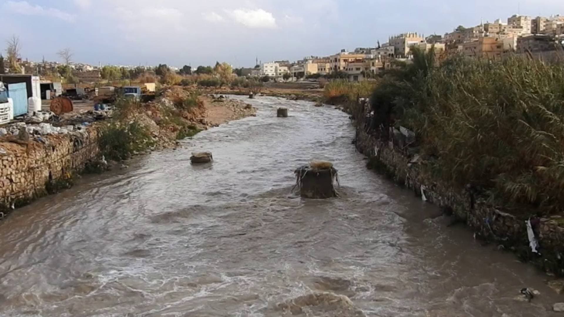 رؤيا تنشر تفاصيل حرق أردنية على يد شقيقها ونثره رمادها في سيل الزرقاء قبل ٢٠ عاما